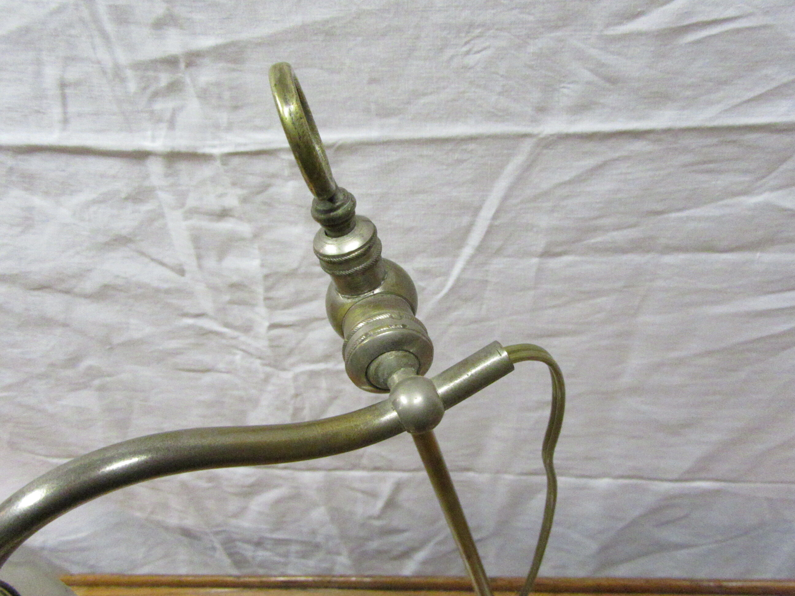 Articulated desk lamp