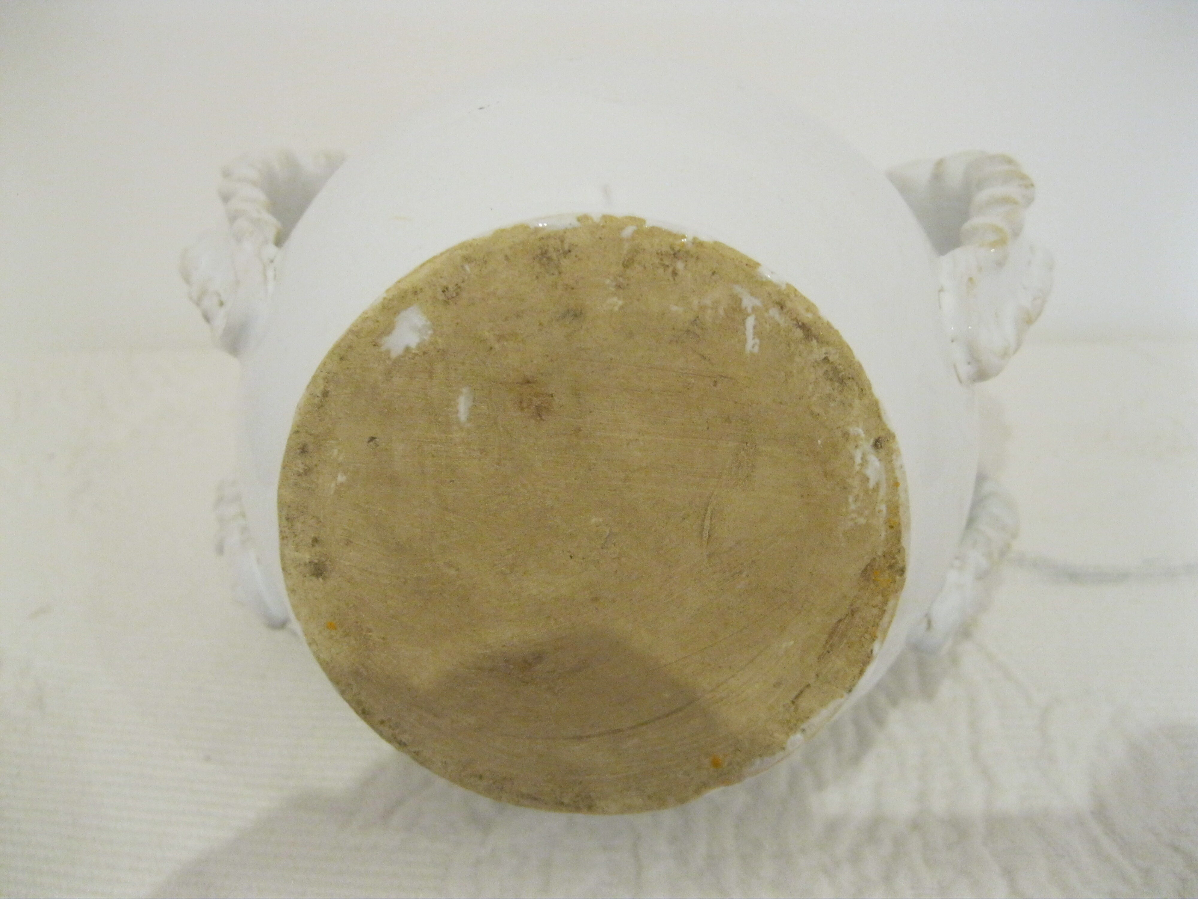 White vase with 4 coves