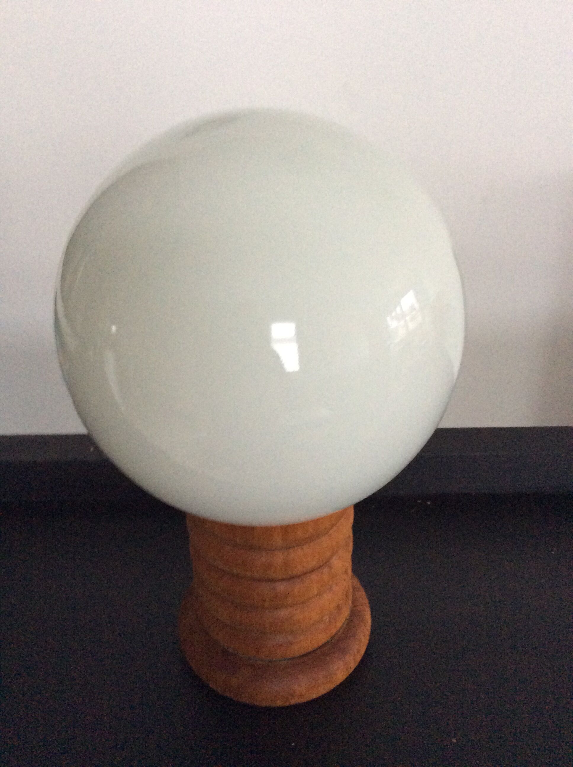 Lampe scandinave vintage en bois et opaline