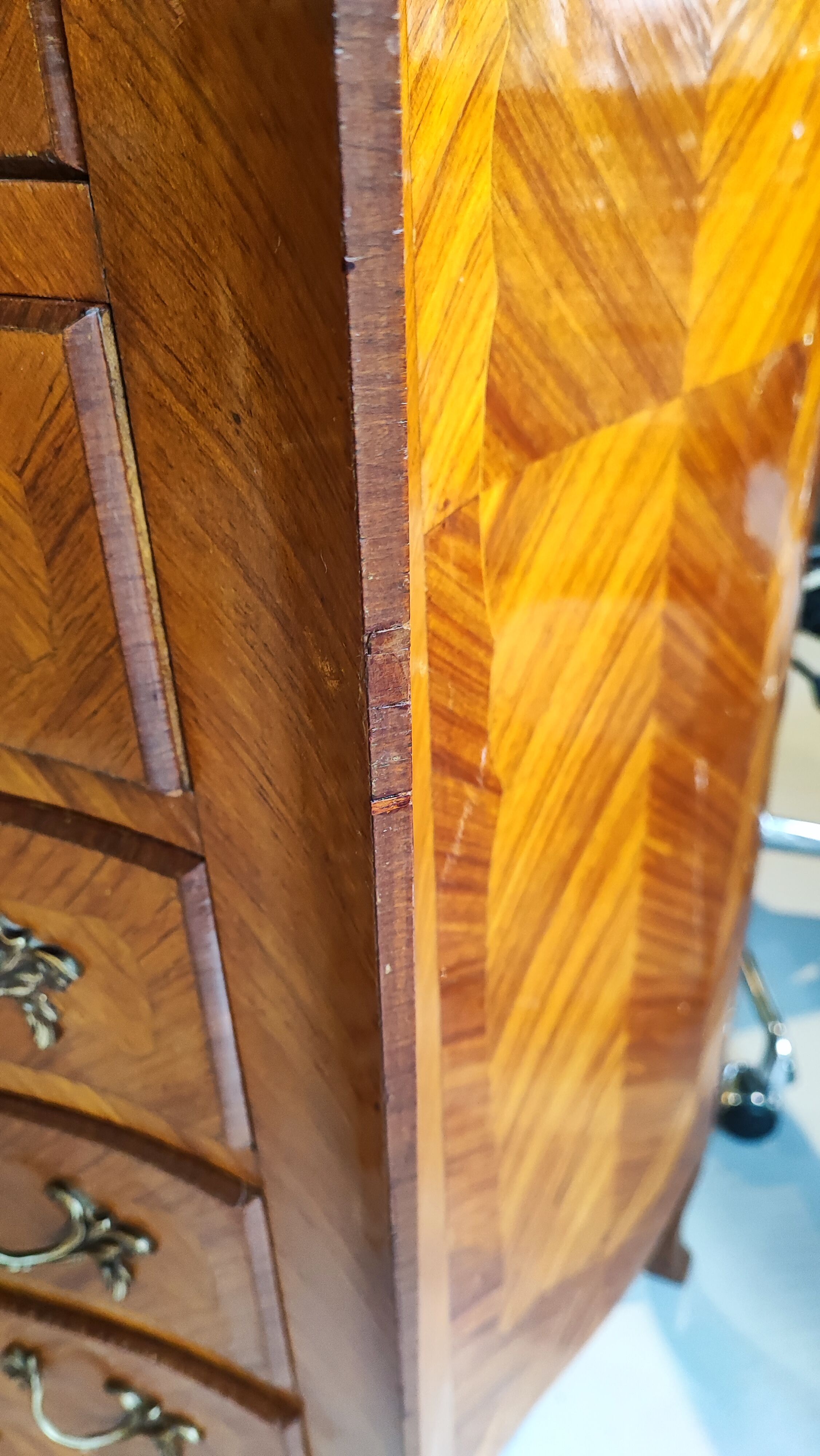 Semainier Louis XV marble brocatello and bronze