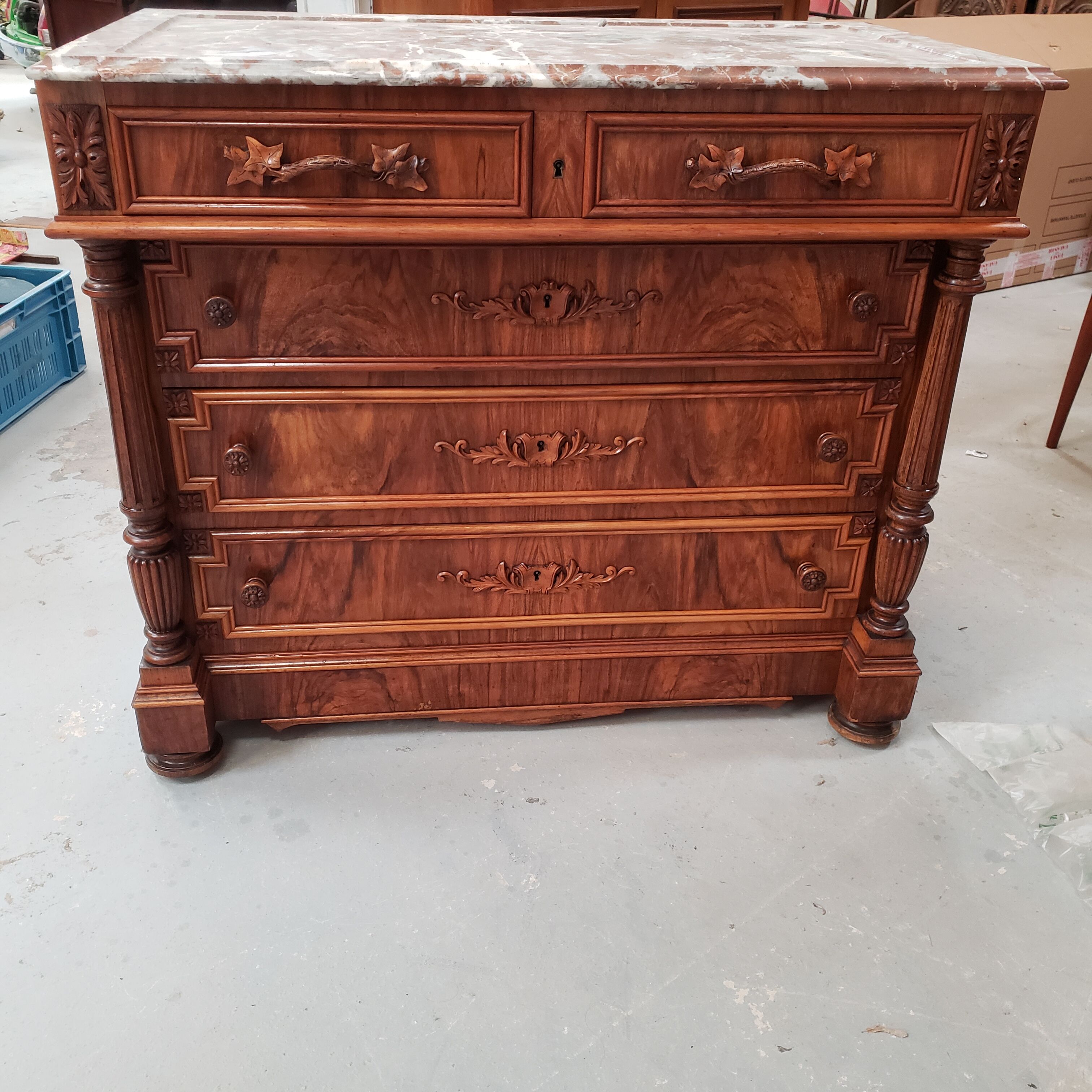 Antique chest of drawers carved in walnut XIX