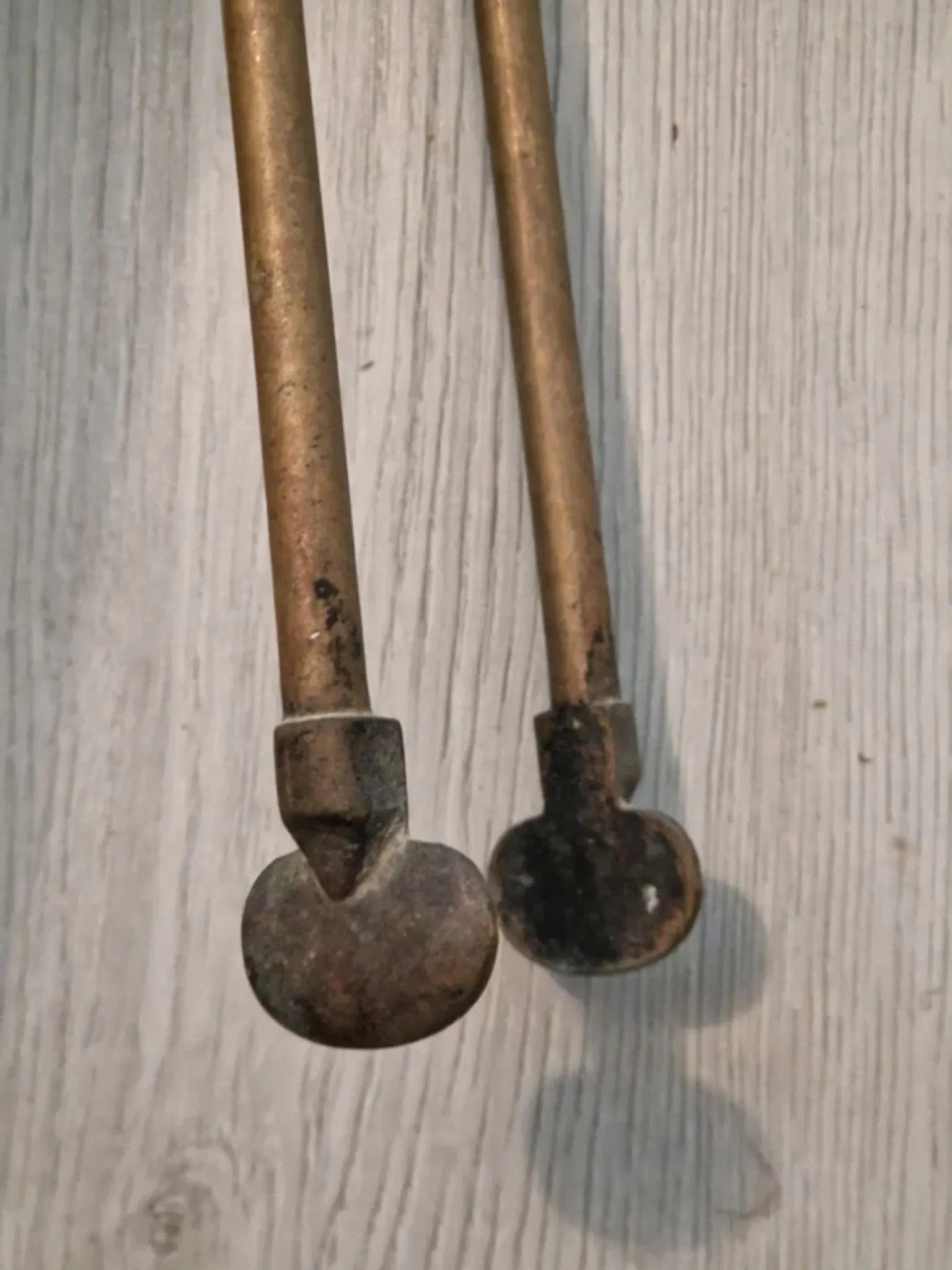 Fireplace servant: shovel and tongs in bronze, Louis XVI style, late 19th century.