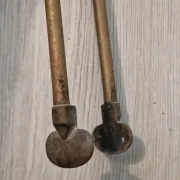 Fireplace servant: shovel and tongs in bronze, Louis XVI style, late 19th century.