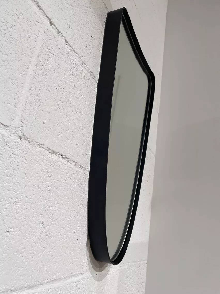 Free-form rearview mirror in black metal