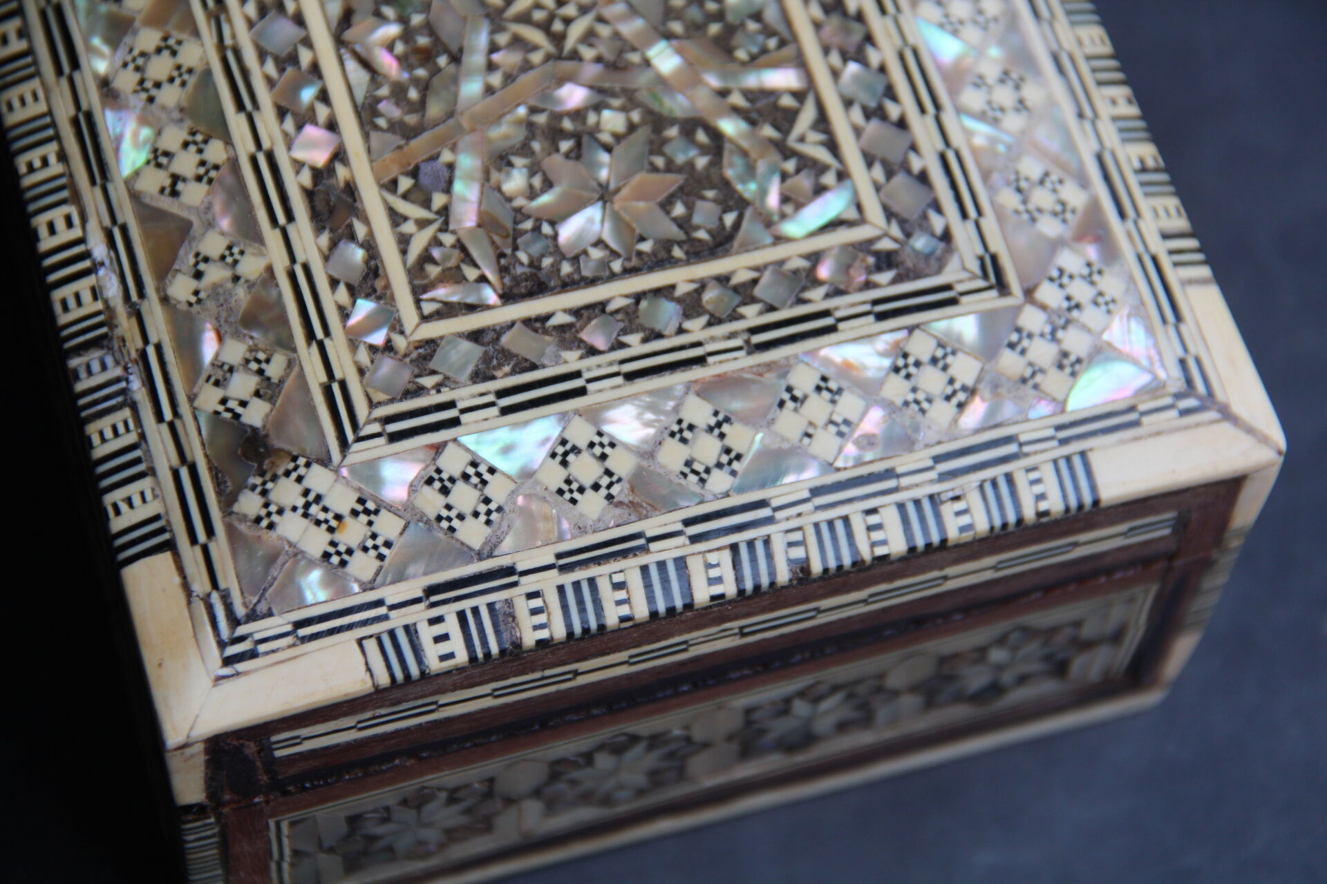 Nice little old mother-of-pearl box, ivory, horn