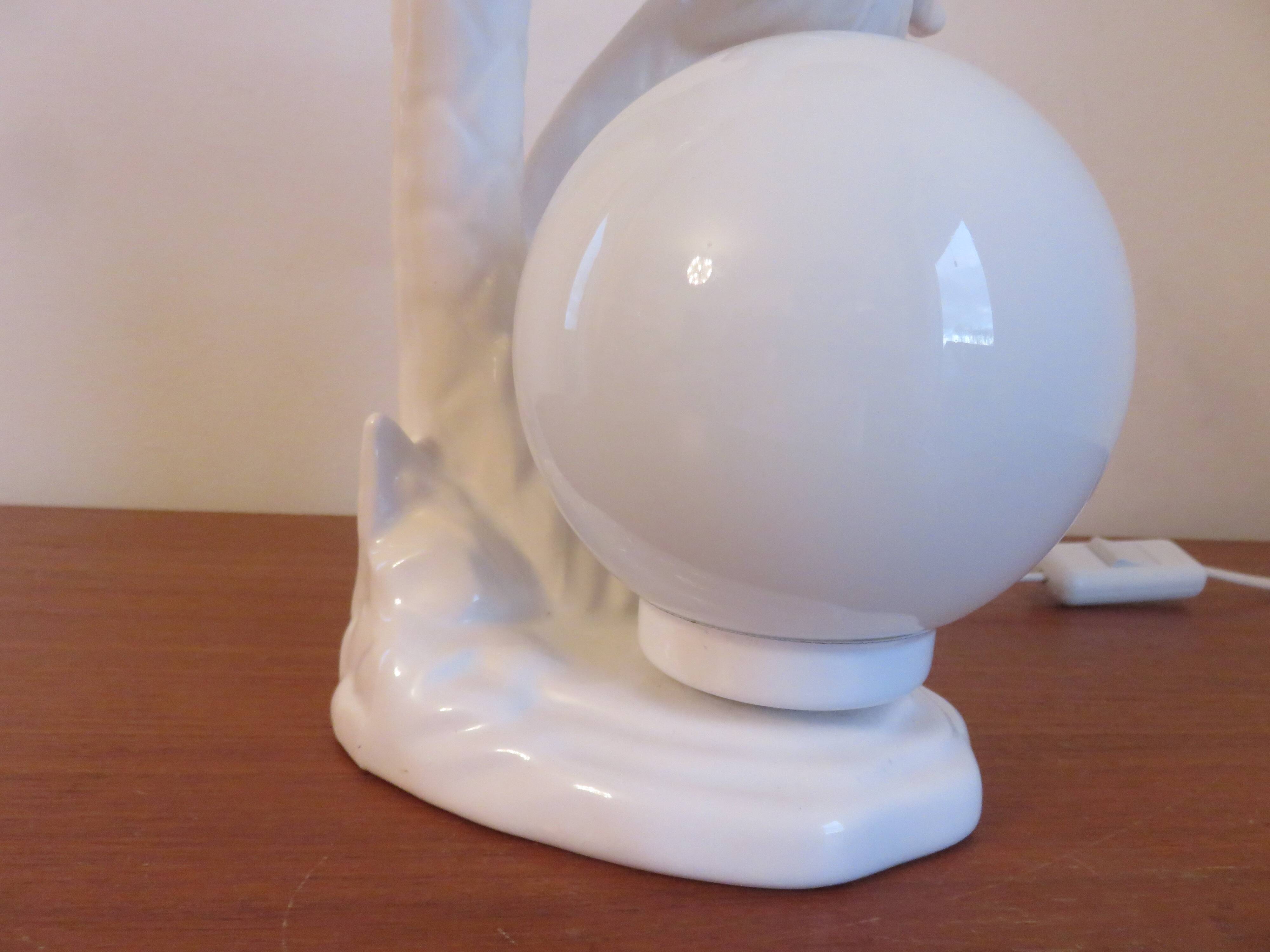 Lampe " palmier " en céramique blanche et boule opaline blanche des années 70 80