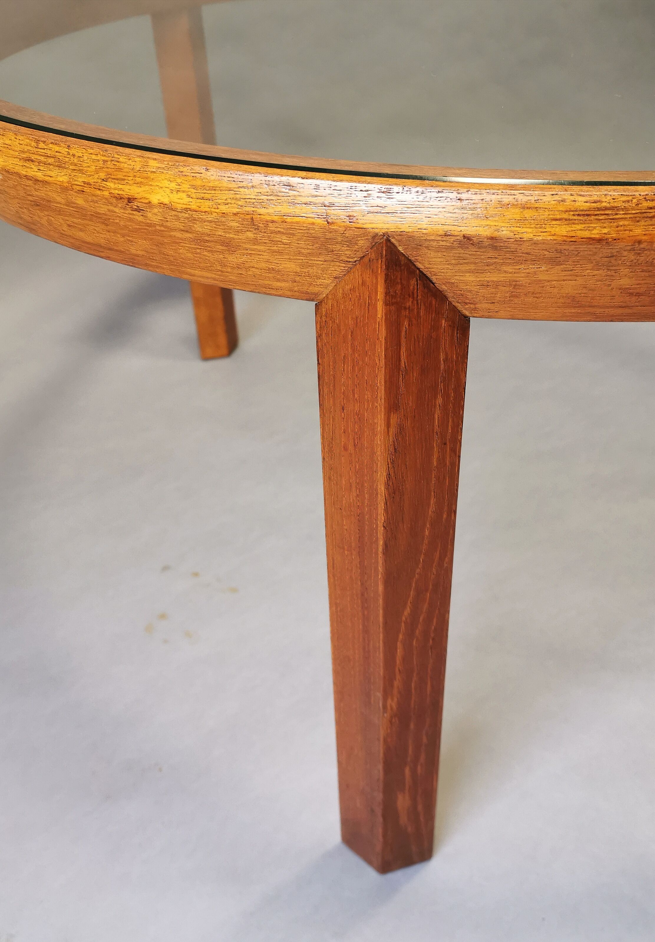 Round bass table in oak and glass, 50s