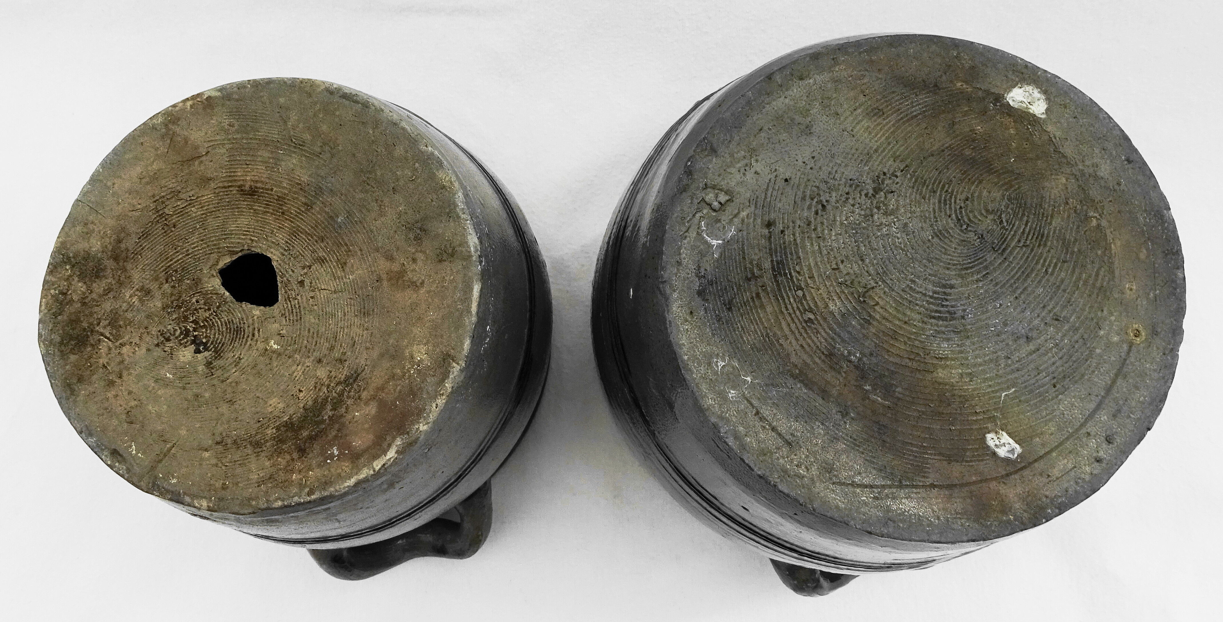 Paire de pots en grès gris et bleu marine