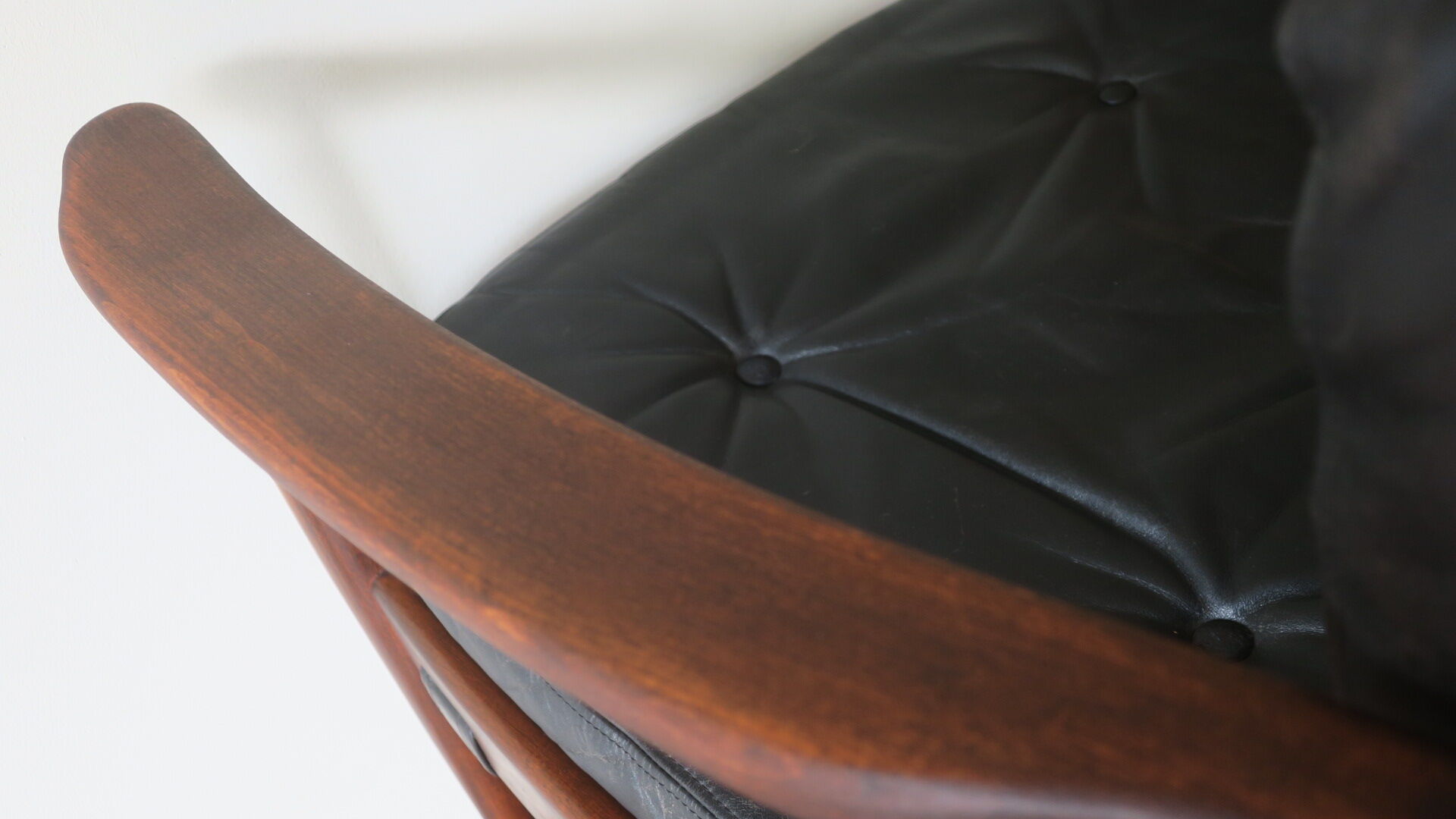 Fauteuil safari en cuir et teck Danemark 1960s
