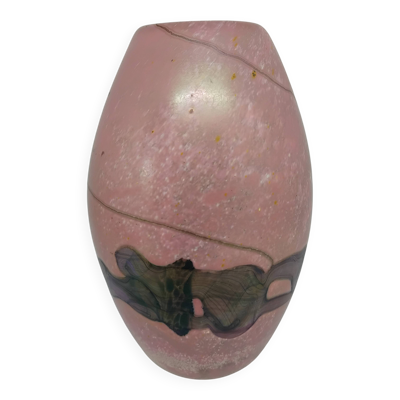 Petit vase ''Mdinà'' vintage année 60'. Pâte de verre rose irisé. Signé.