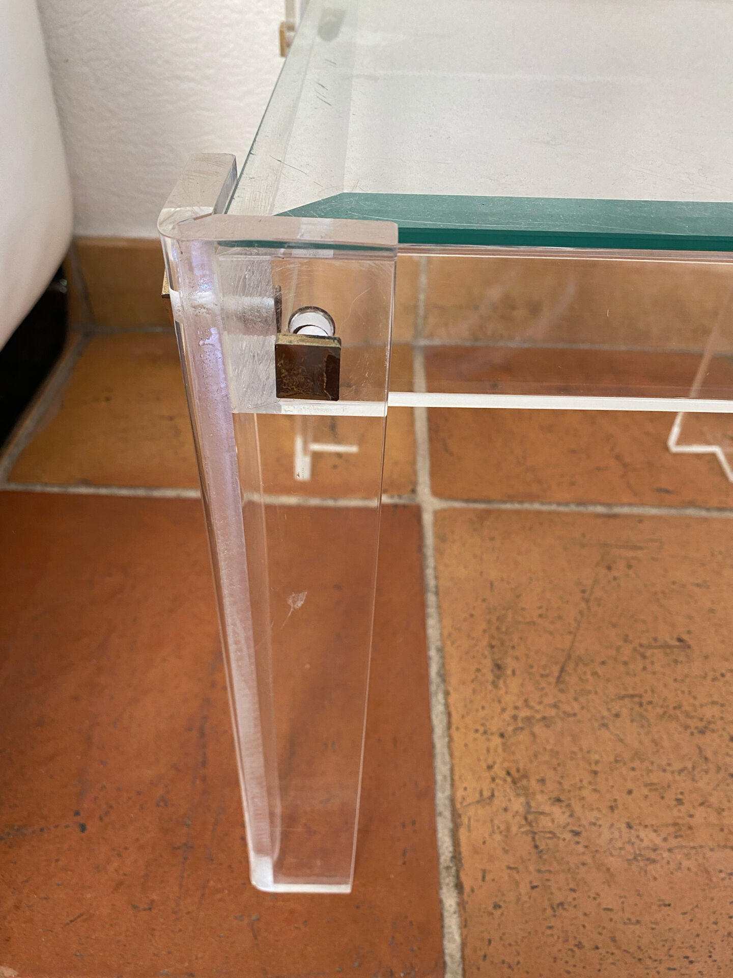 Coffee table, side table in plexiglass with a glass top.