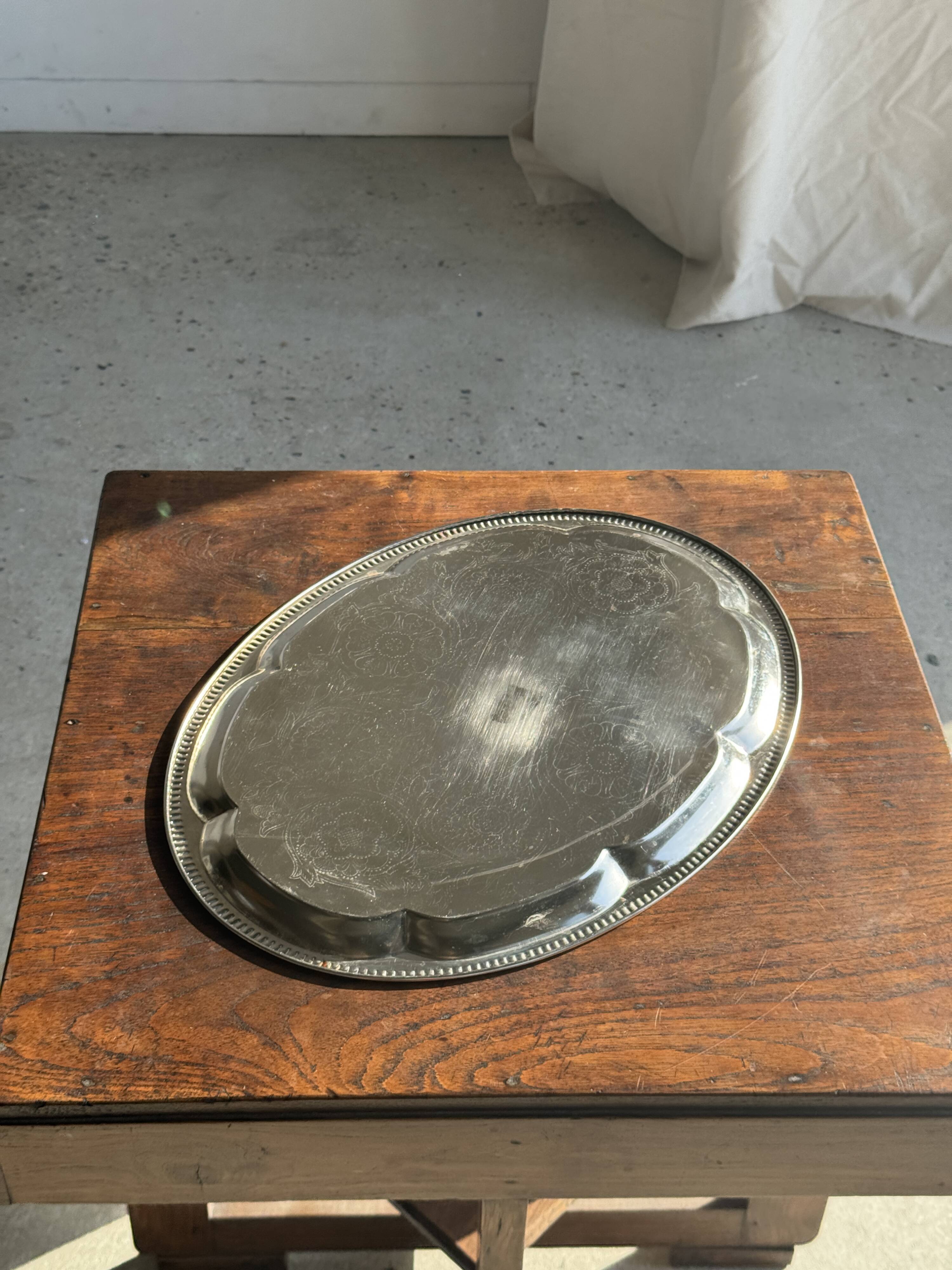 Large oval engraved platter in silver-plated metal 34x45.