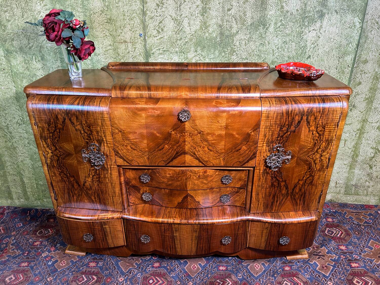 Art decó vintage Brocante burr walnut cocktail bar sideboard