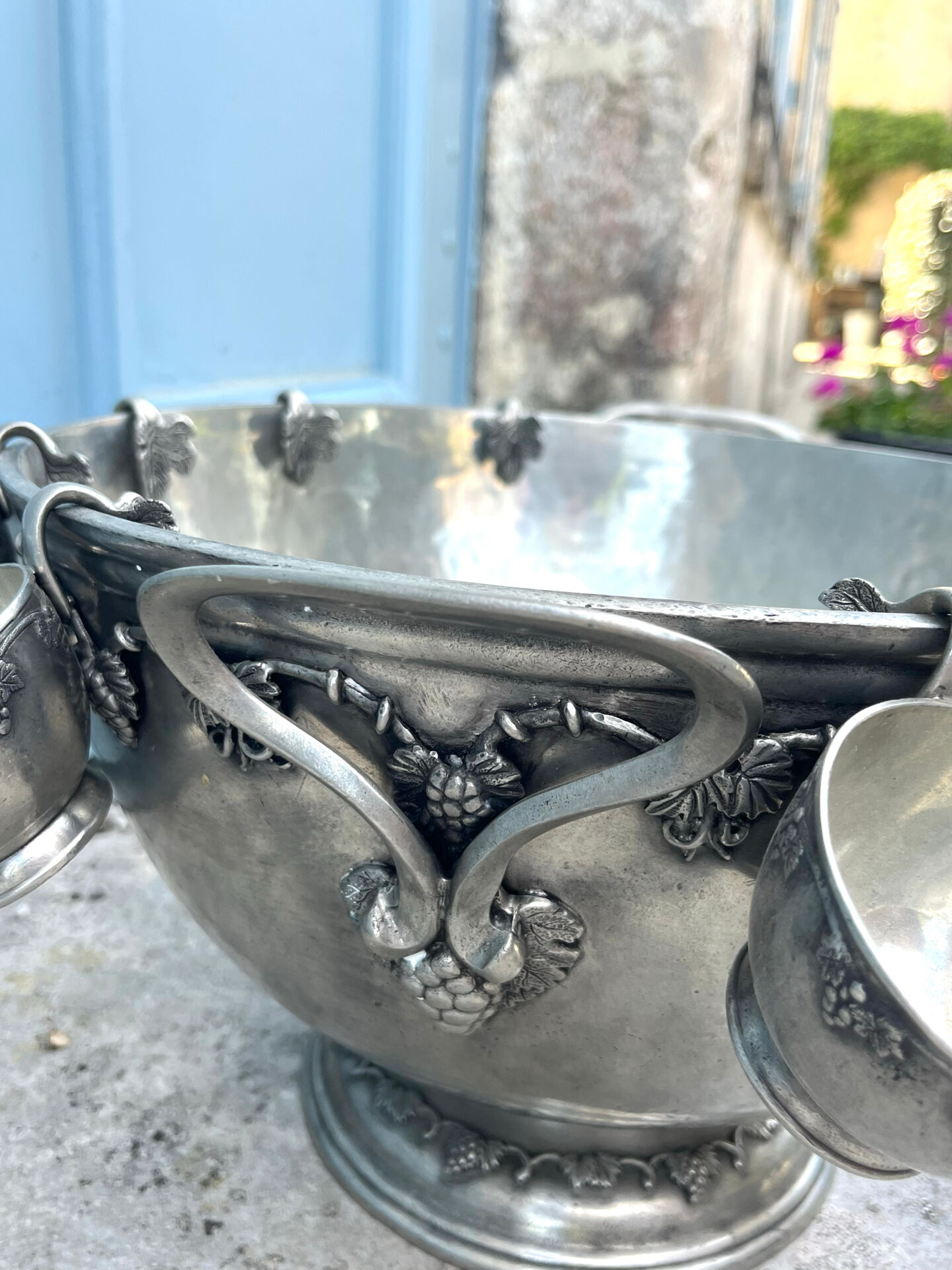 French pewter punch bowl set with 10 cups and ladle – grapevine Etain