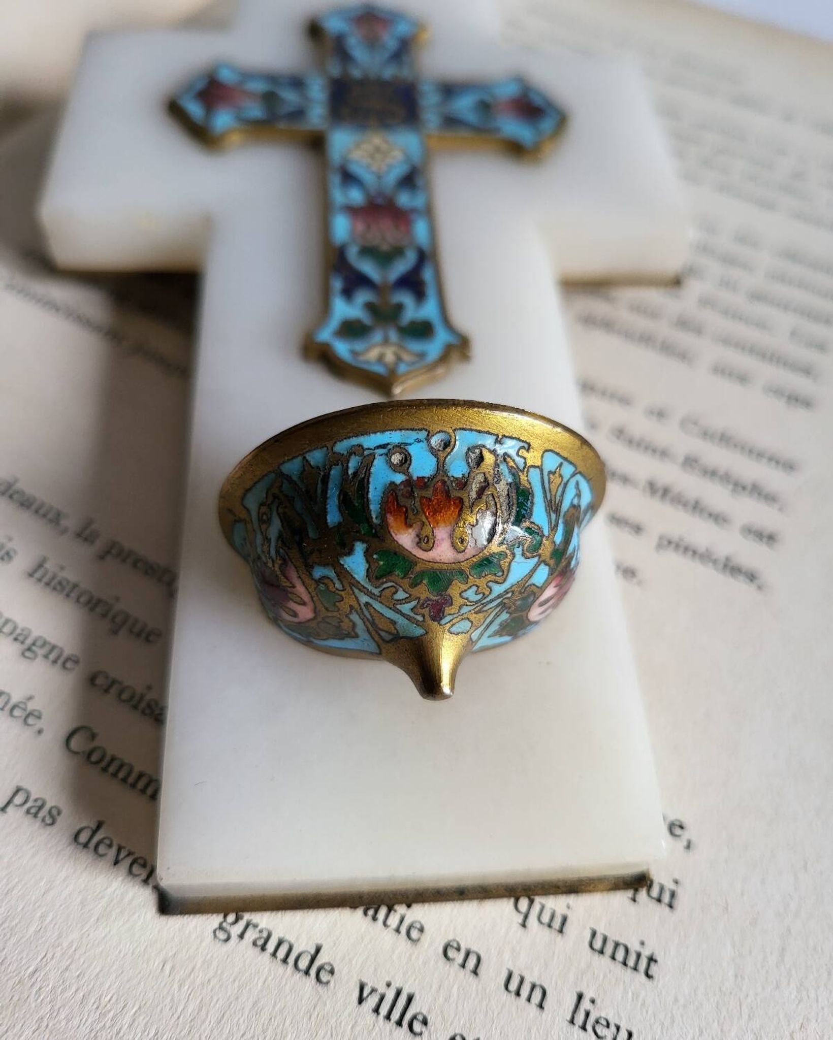 Croix Bénitier en Onyx et émail cloisonné