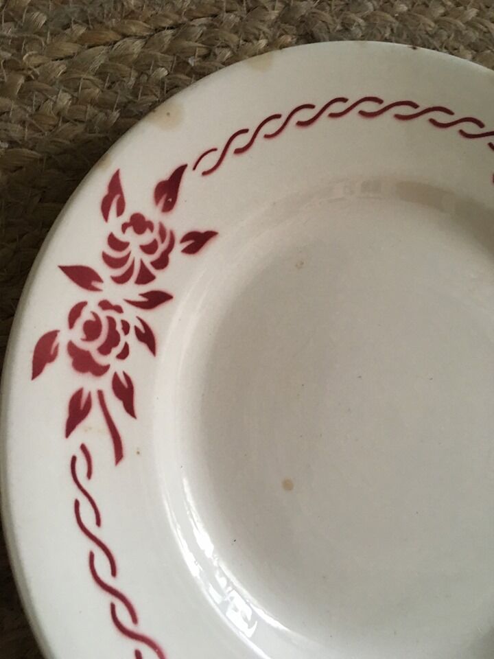 Red and green old flat plates