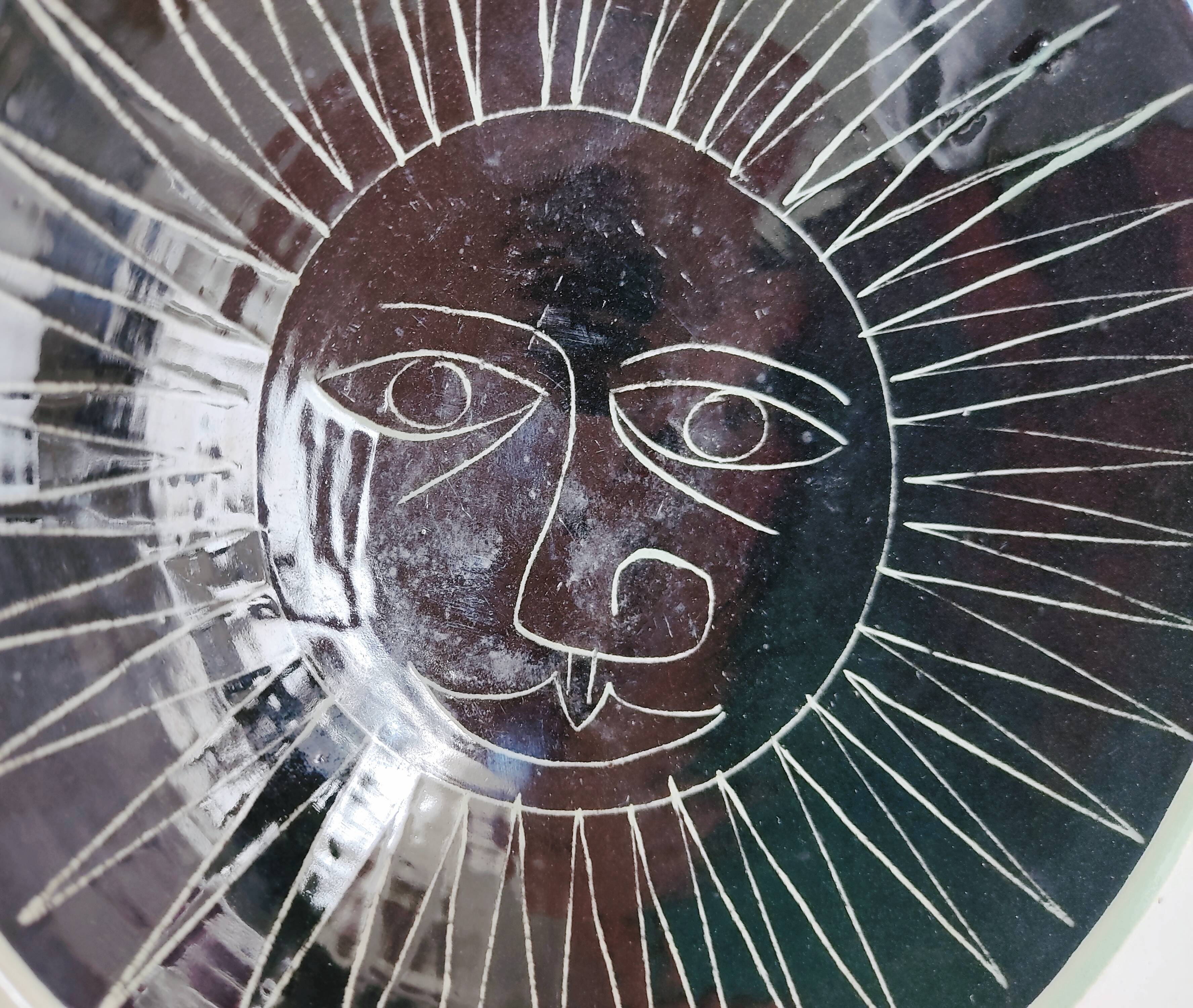 Empty pocket in hand-painted sun earthenware