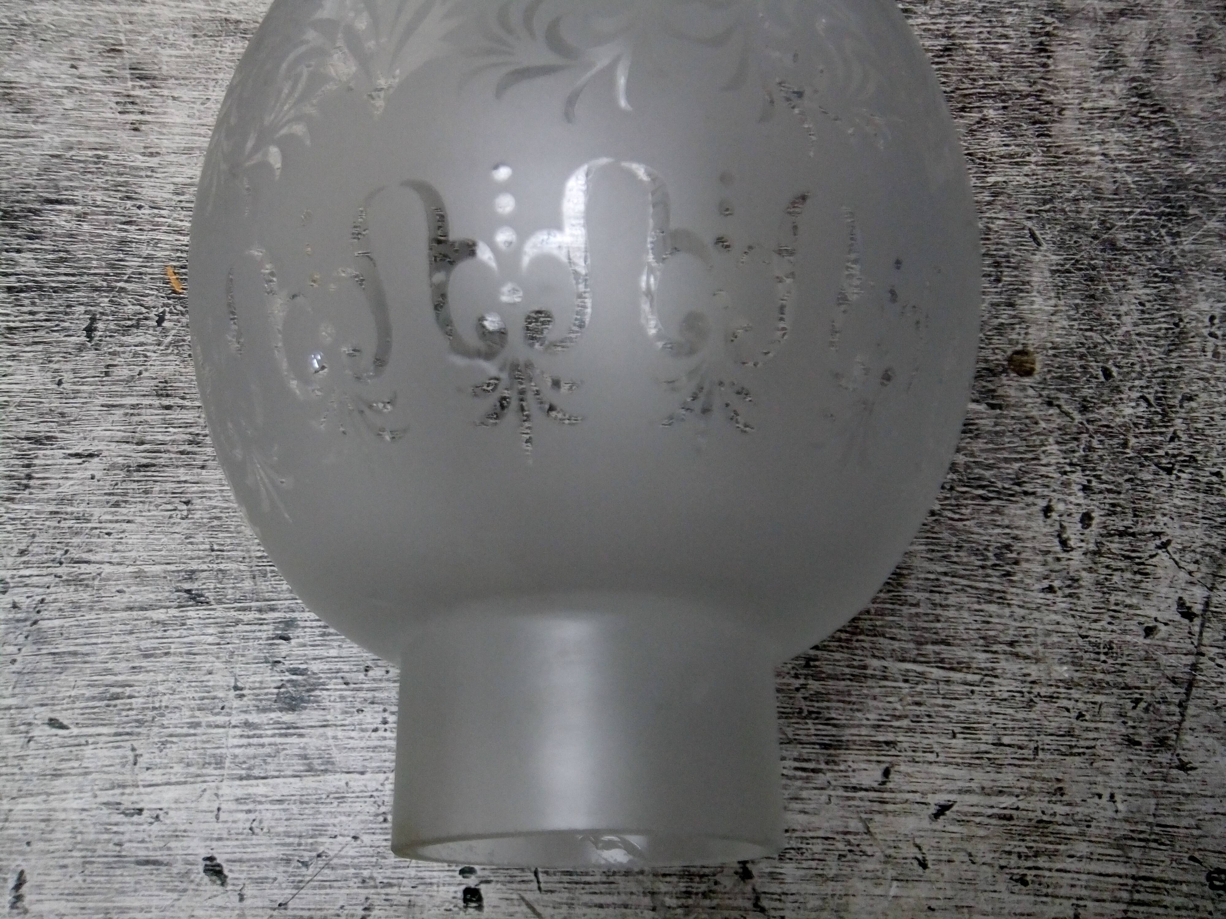 Globe ancien  pour lampe à pétrole  tulipe verre gravé