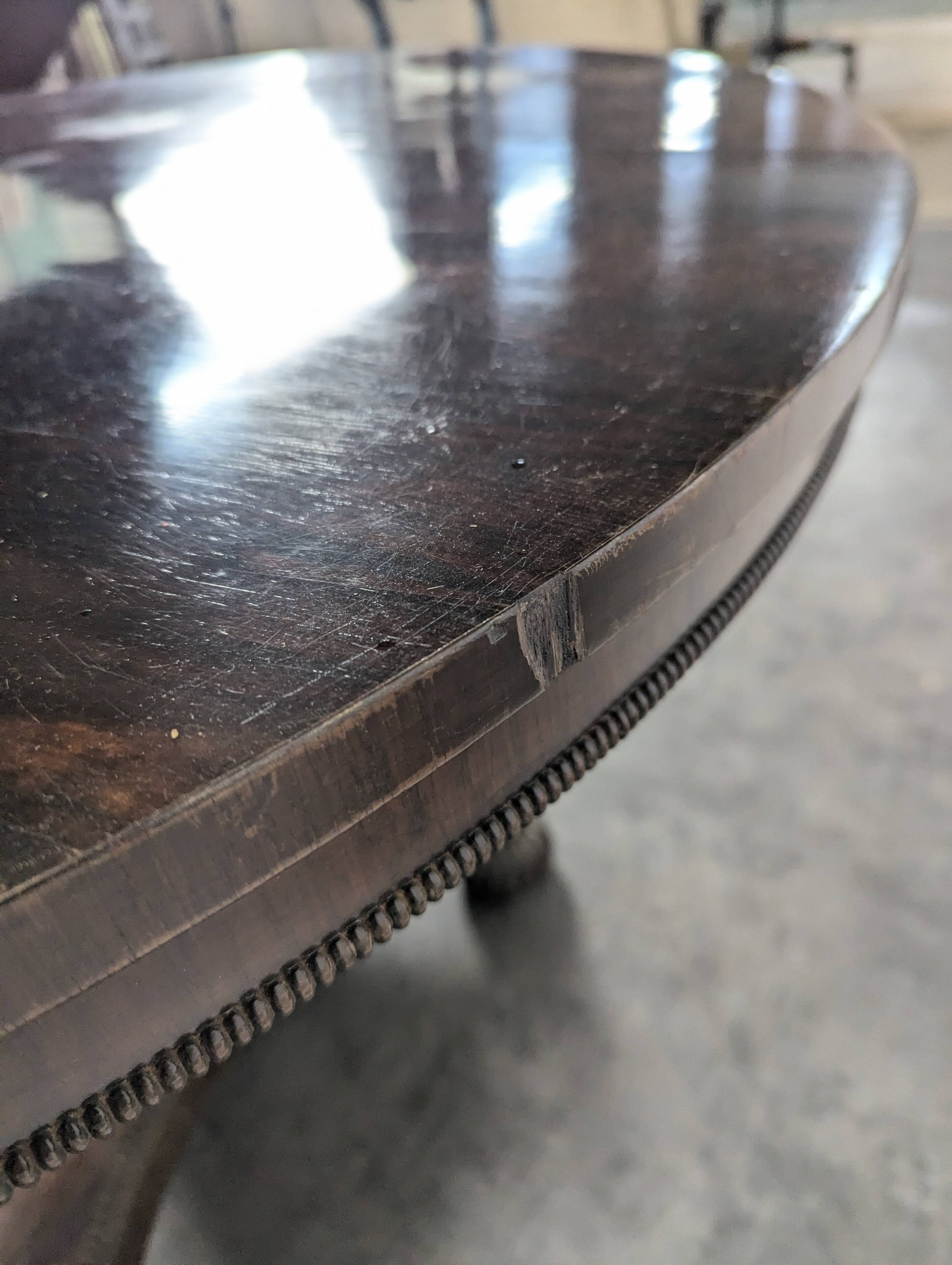 English guéridon table with a tilting top in mahogany, late 19th century.