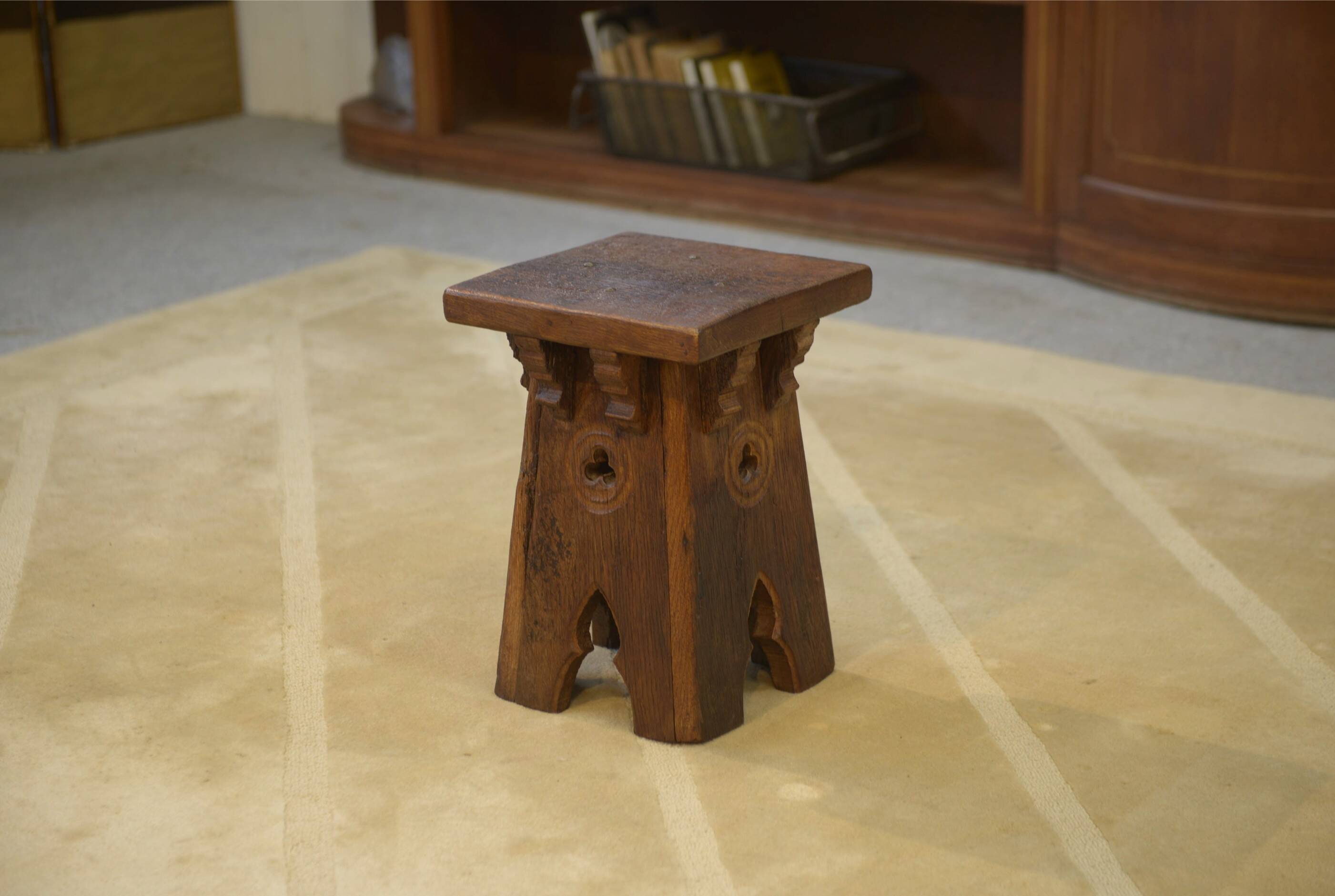 Tabouret brutaliste en chêne début 20ème