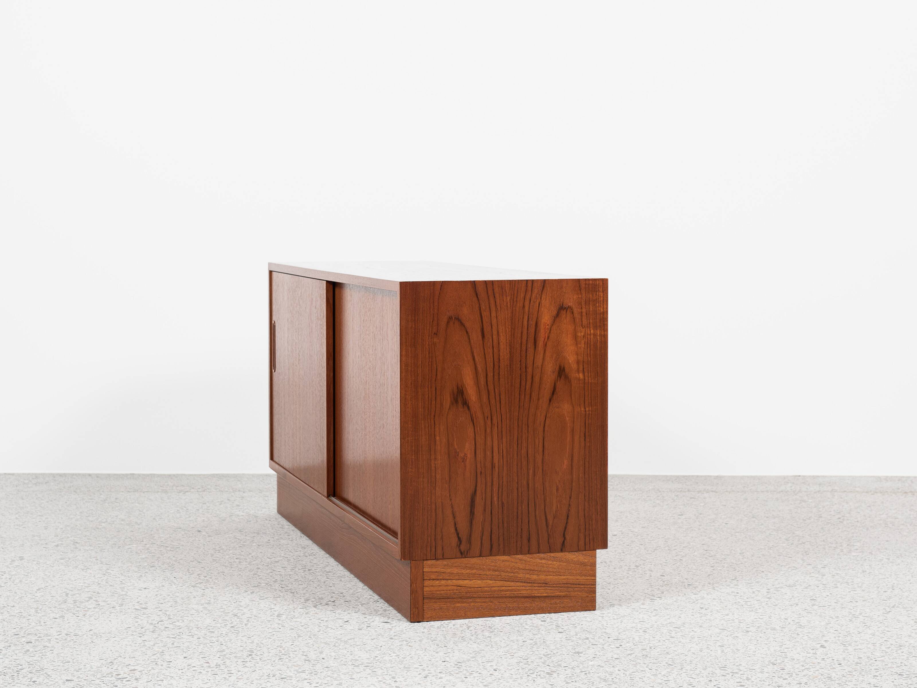 Midcentury Danish lowboard in teak with 2 sliding doors by Hundevad 1960s - 138cm
