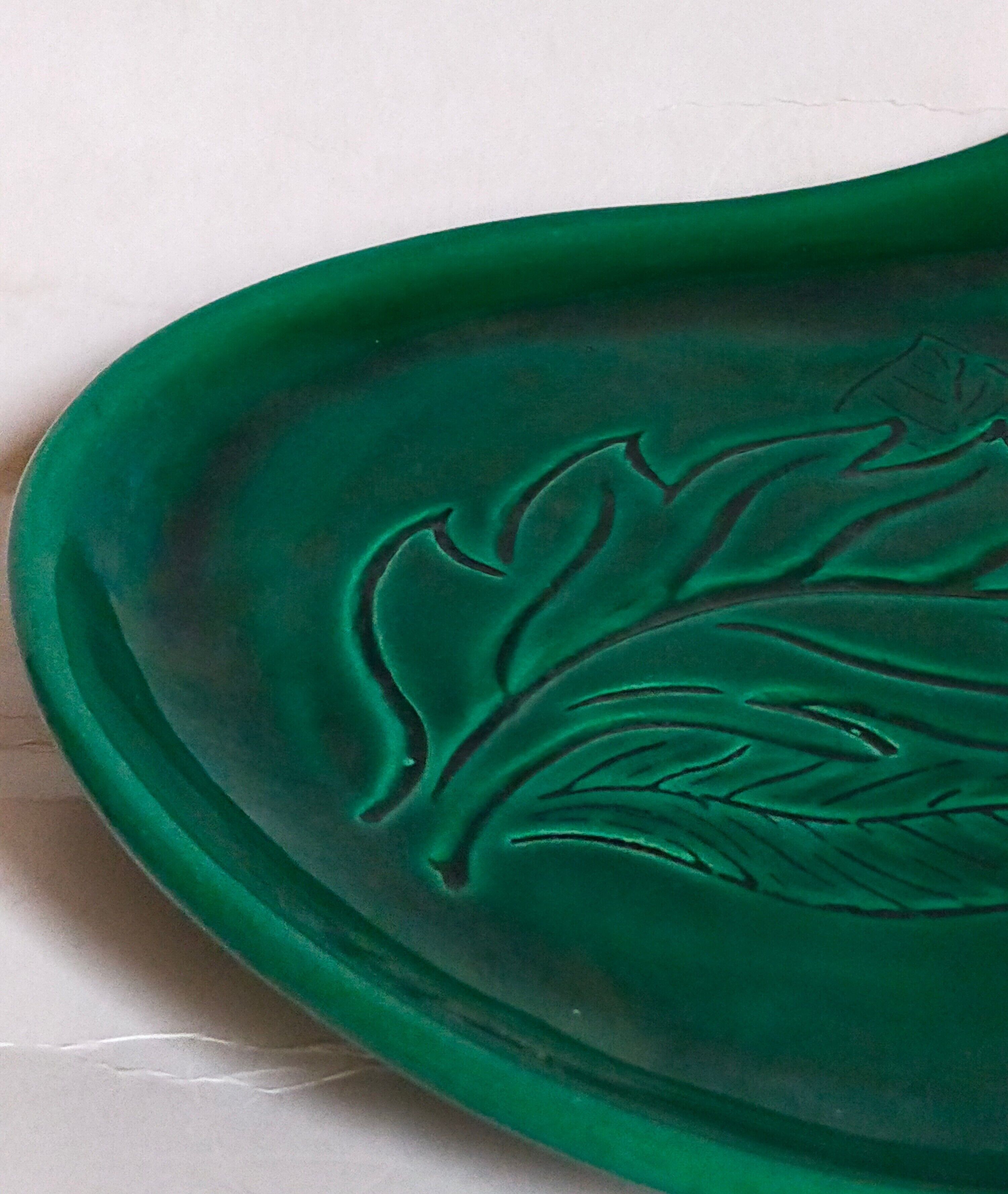 Free-form presentation dish Green Slurry 50s