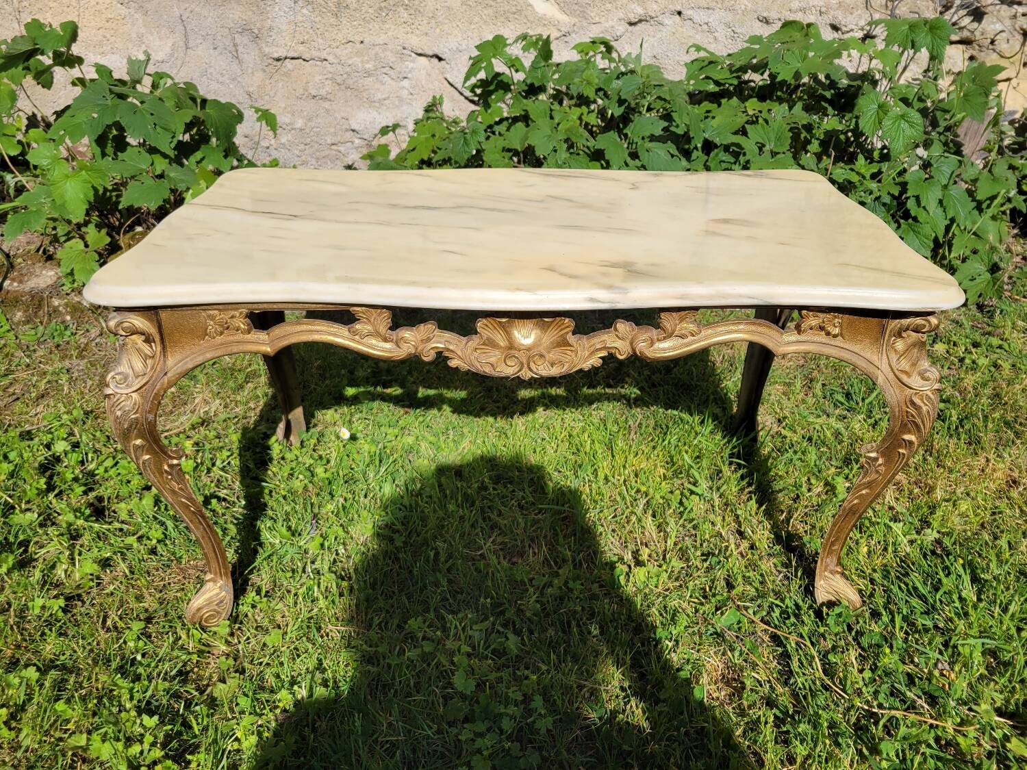 Louis XV coffee table in white Carrara marble with a gilded bronze base.