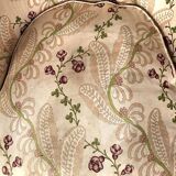Paire de bergères en bois doré garnies de soie à motifs de fleurs, art déco d’inspiration Louis XVI