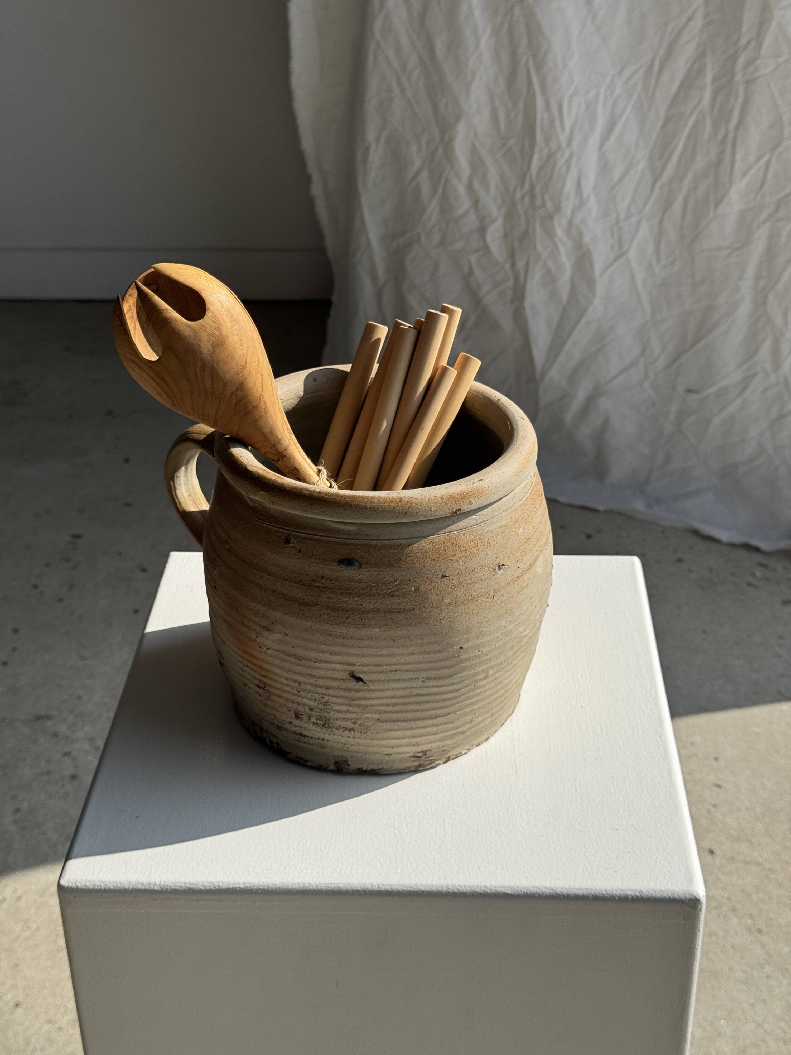 Large stoneware pot with ribbed handle H16