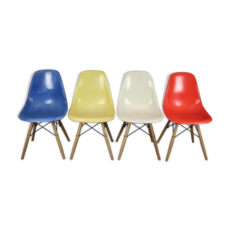 Set of 4 DSW Eames Herman Miller chairs