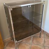 Vitrine en métal chromé et verre fumé. 1970. Italie. 100x78x38.