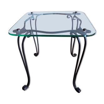 Table basse des années 50 en fer forgé et plateau en verre