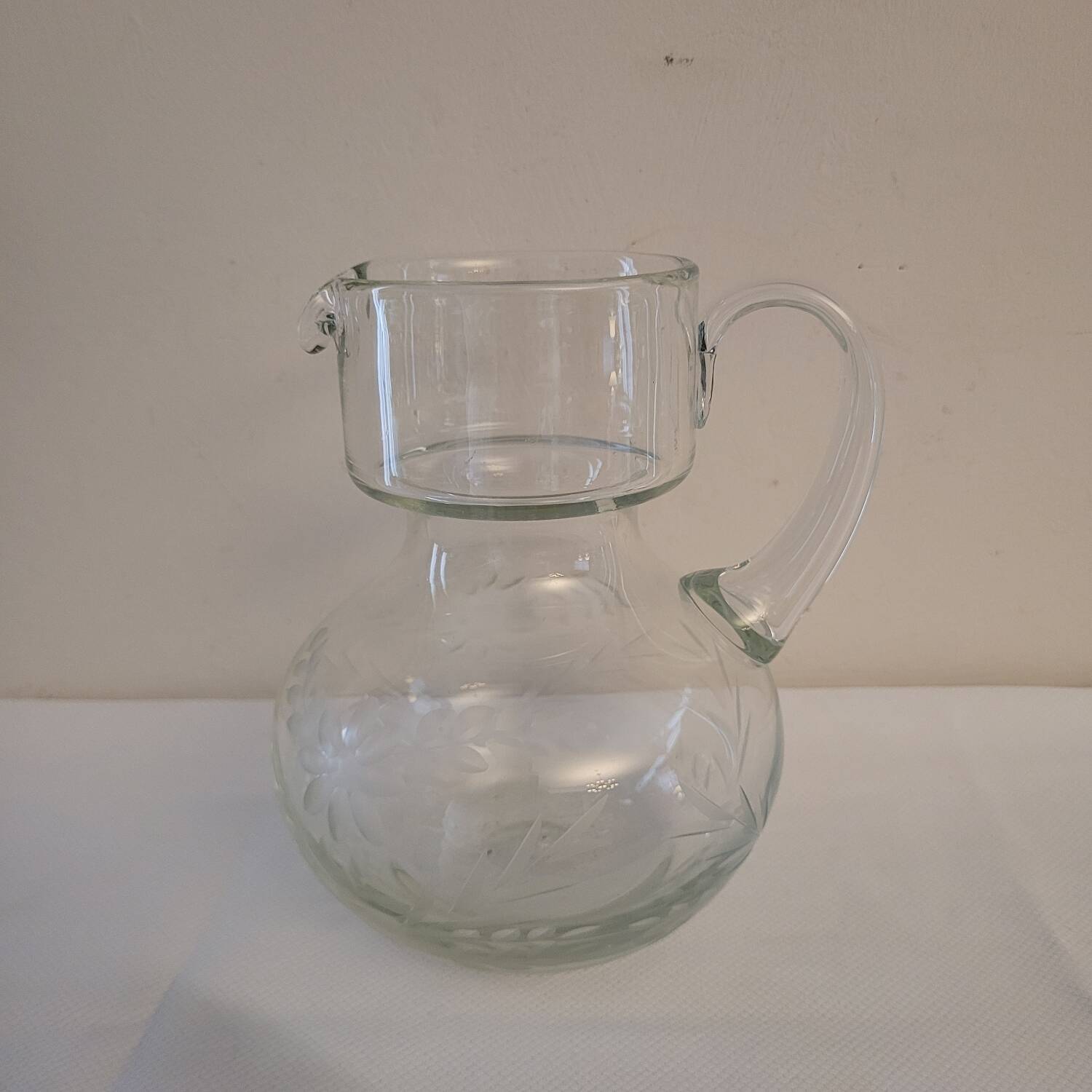 Engraved glass jug with floral decoration – 75 cl – mid 20th century