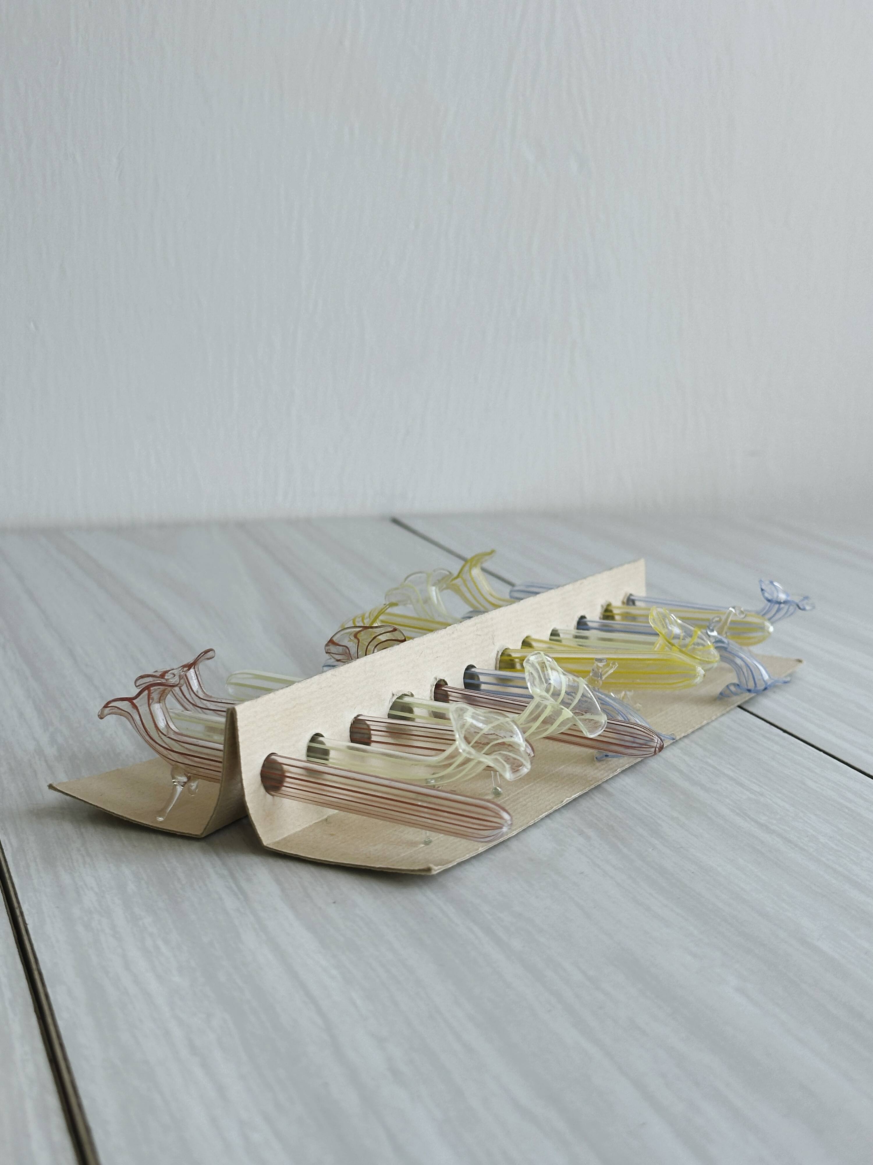 12 porte-couteaux en verre soufflé coloré, design rayé.
