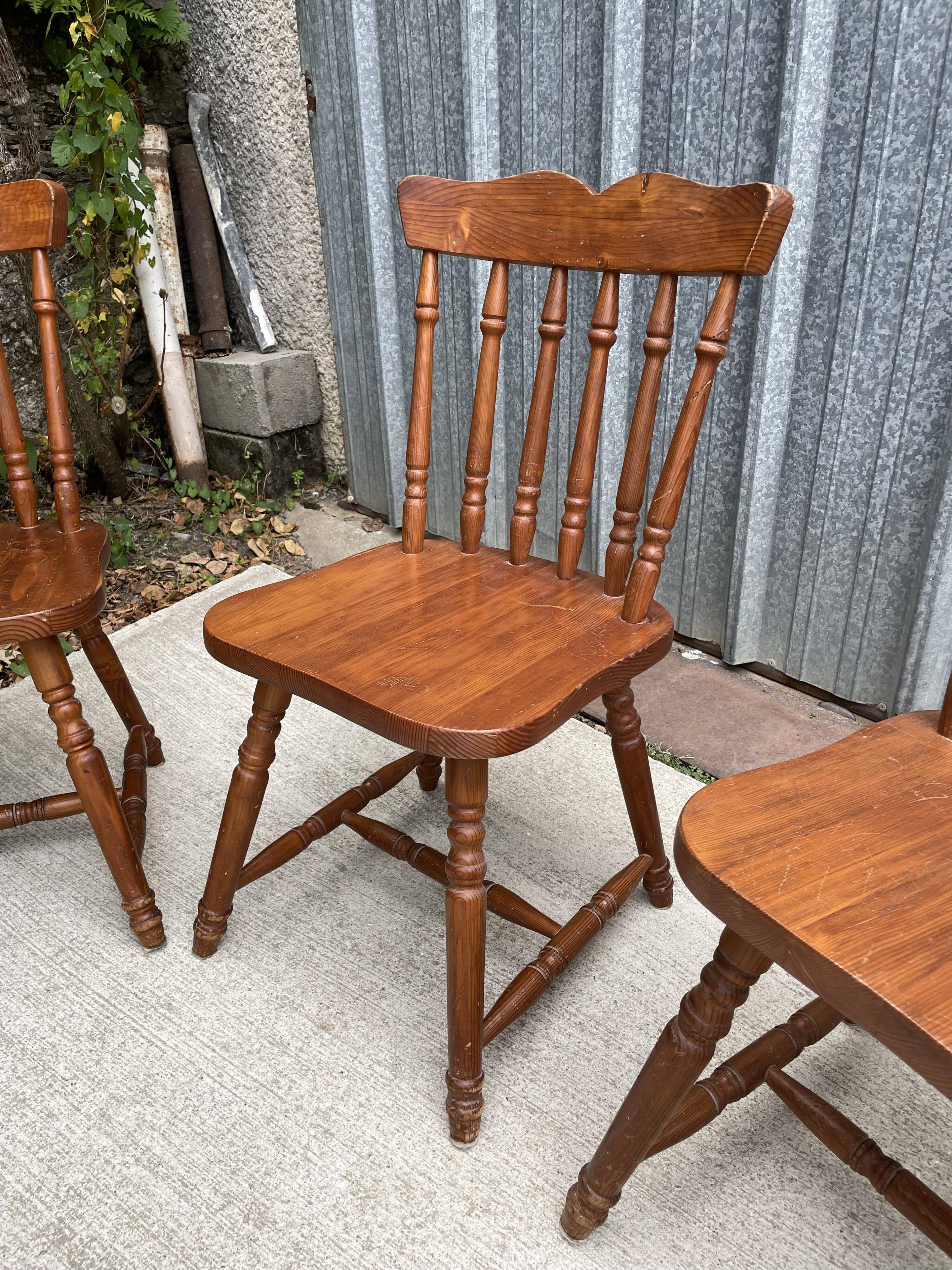 Lot de 4 chaises bistrot en bois