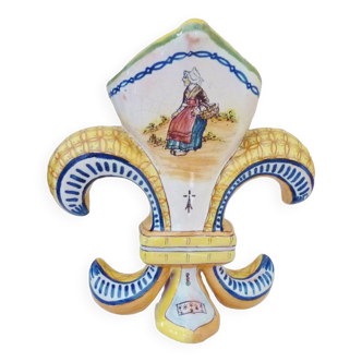 Fleur de lys vase, enameled ceramic from Brittany, Quimper, Breton ermines, character