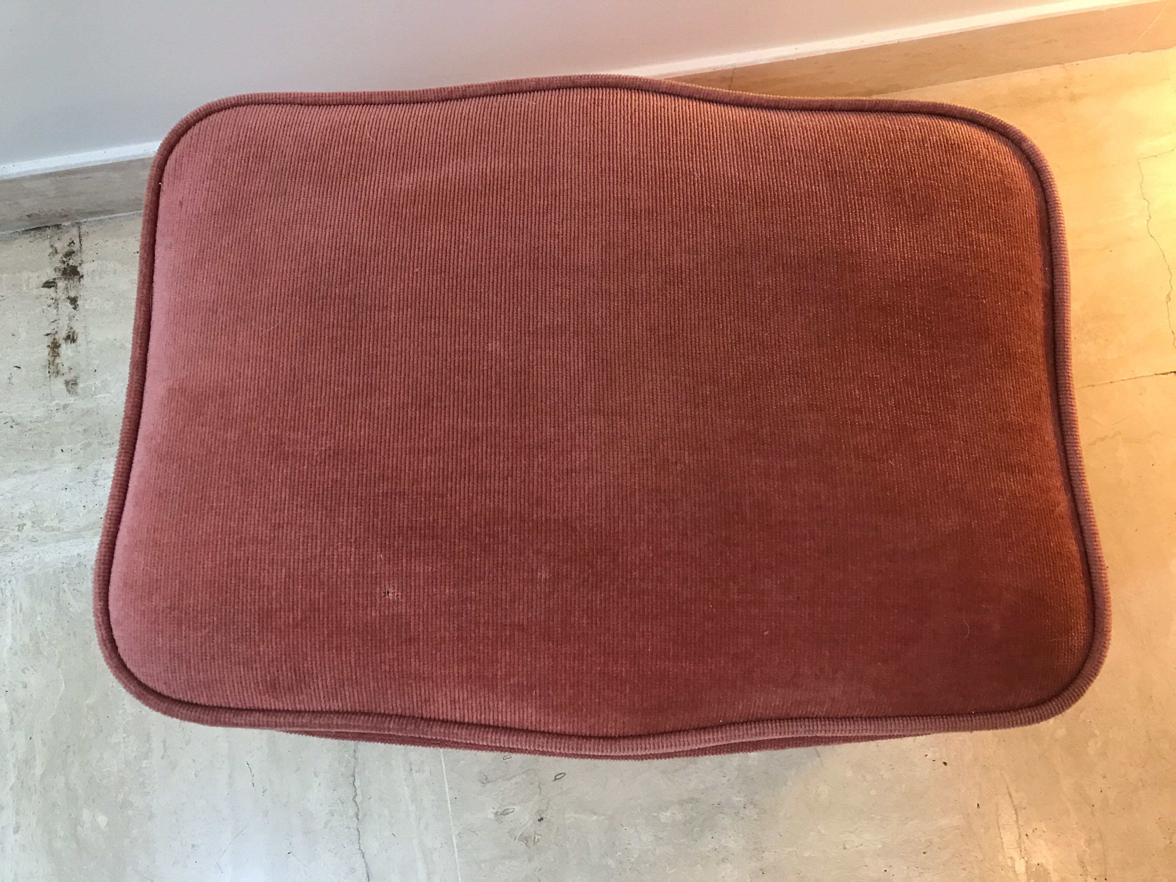 Pink velvet pouf with fringes