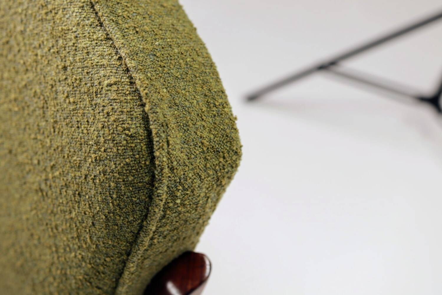 Fauteuil rétro en tissu boucle vert, forme ergonomique