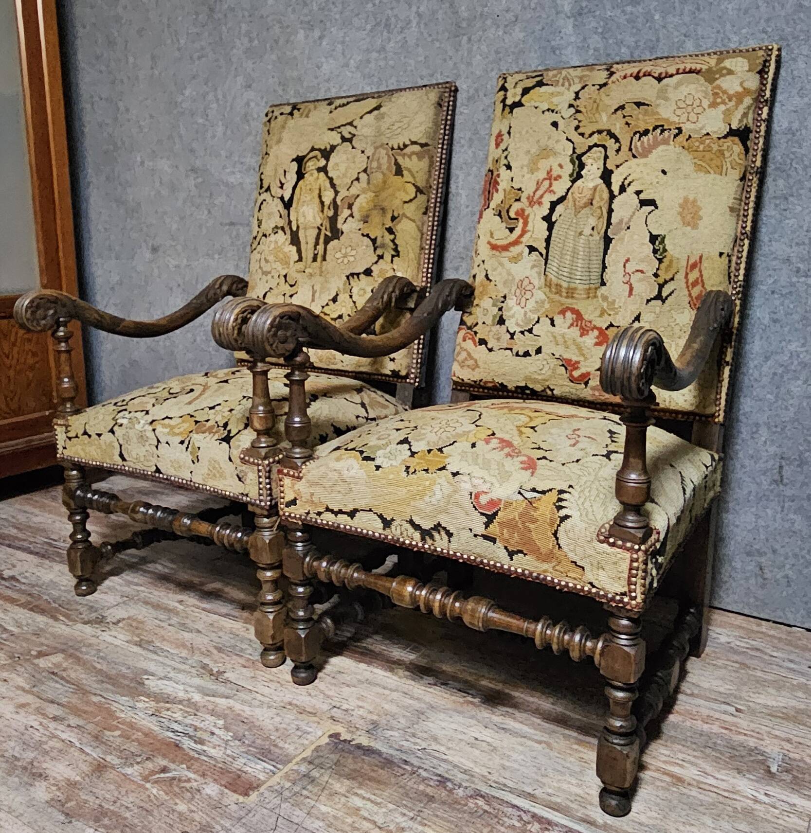 Pair of antique carved wooden armchairs – Figurative upholstery