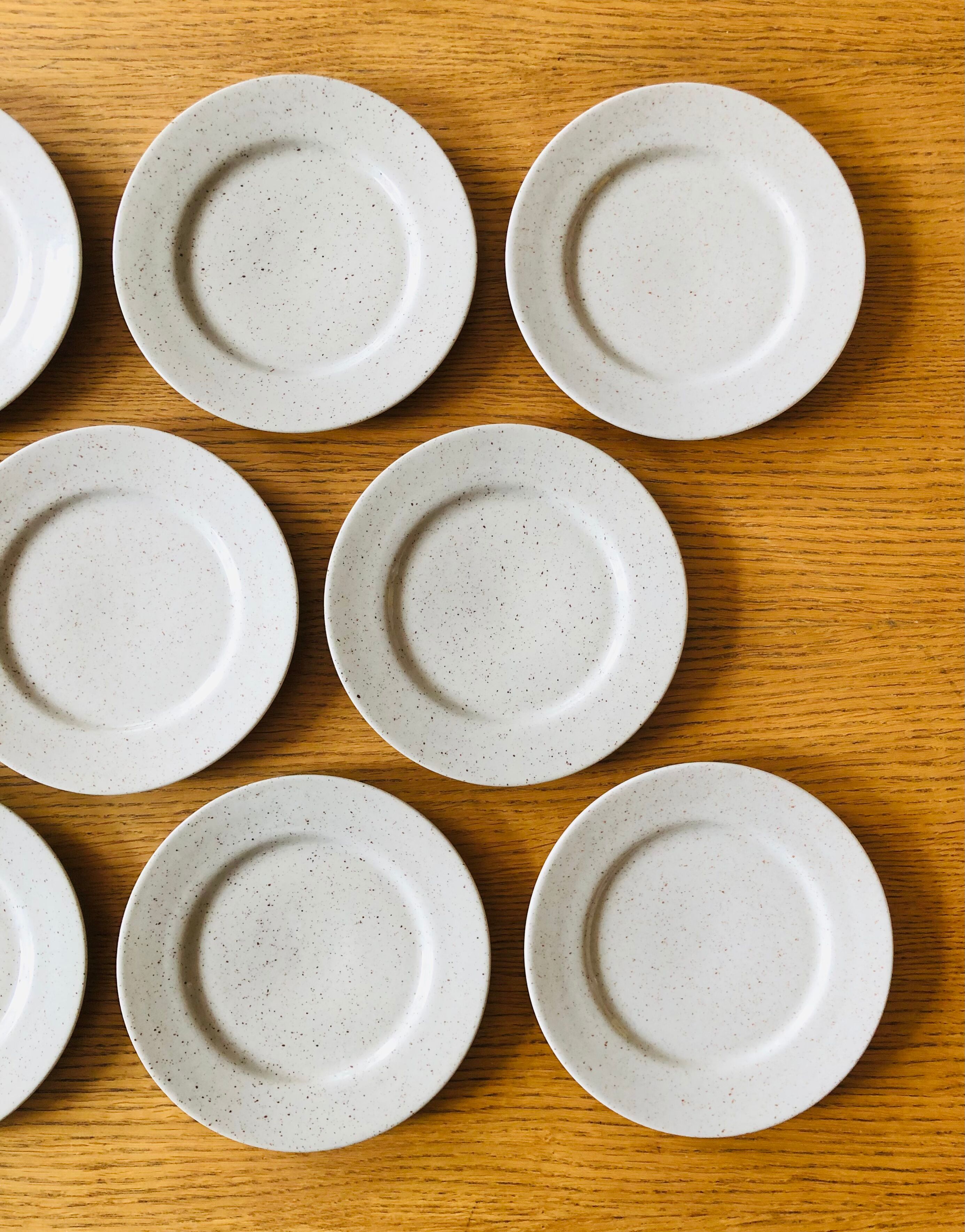 11 Assiettes à dessert en grès moucheté vintage