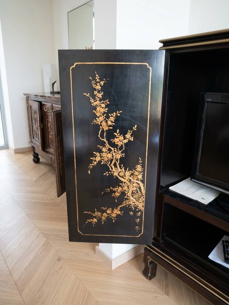 Chinese furniture set: chest of drawers and 2 sliding doors in wood