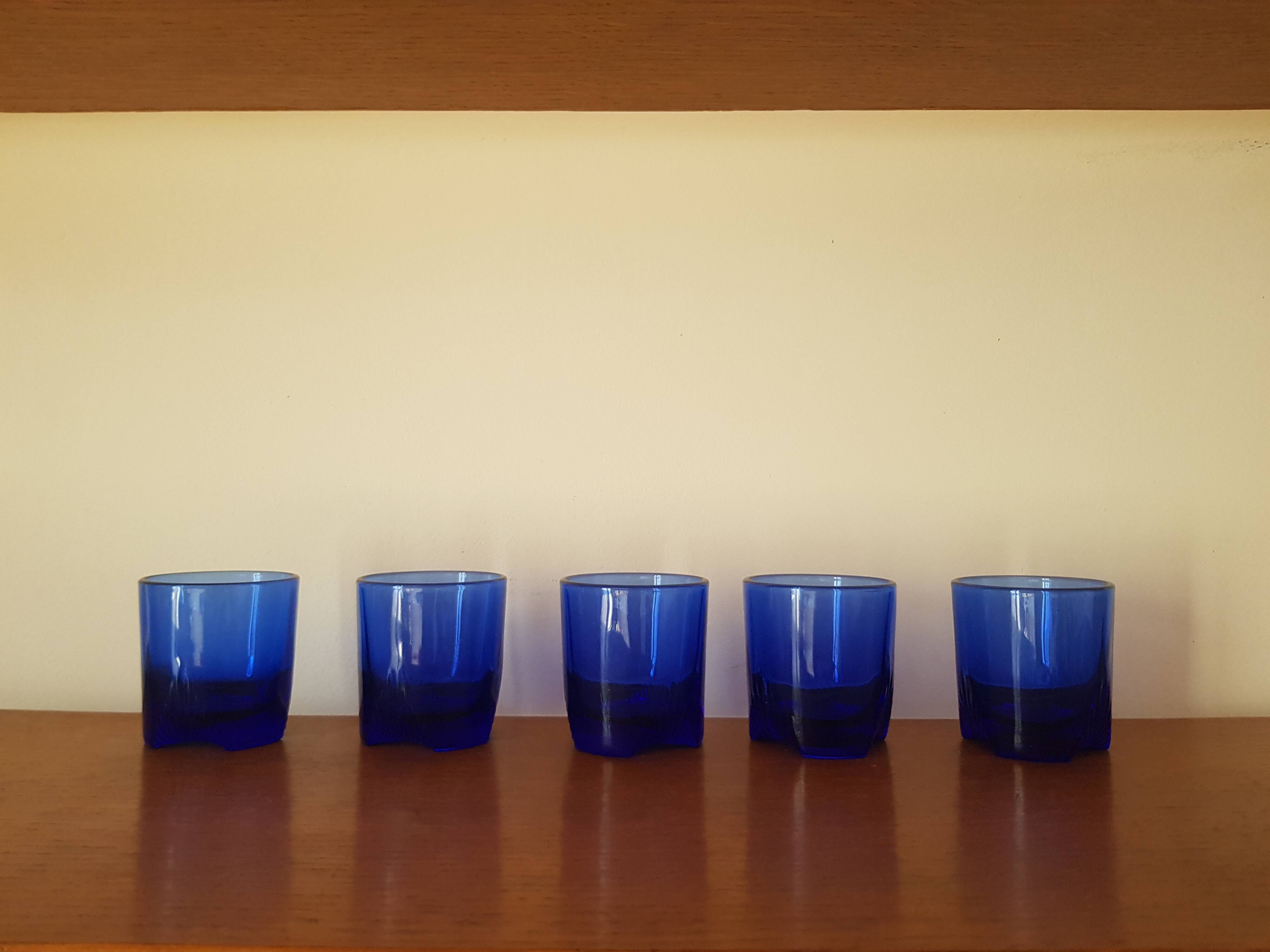 Lors de 5 petits verres en cristal bleu