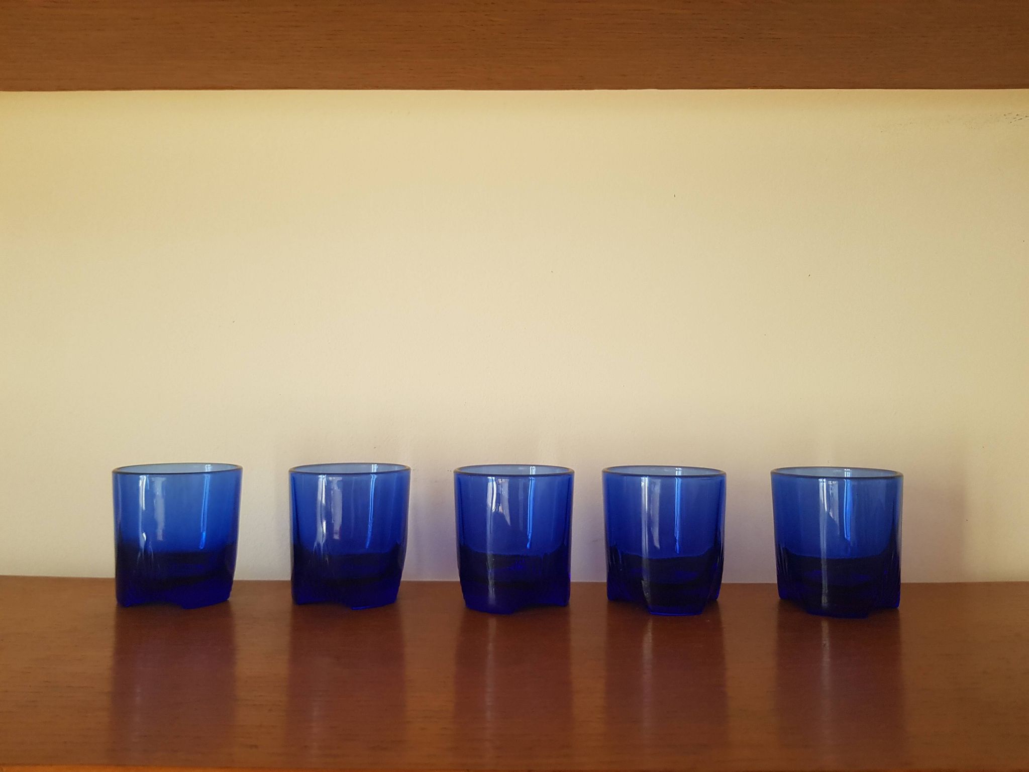 Lors de 5 petits verres en cristal bleu