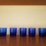 Lors de 5 petits verres en cristal bleu