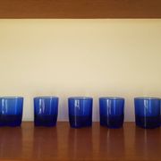Lors de 5 petits verres en cristal bleu