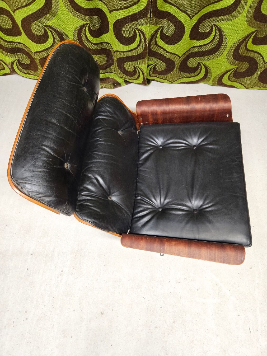 Fauteuil lounge cuir noir 1970 vintage