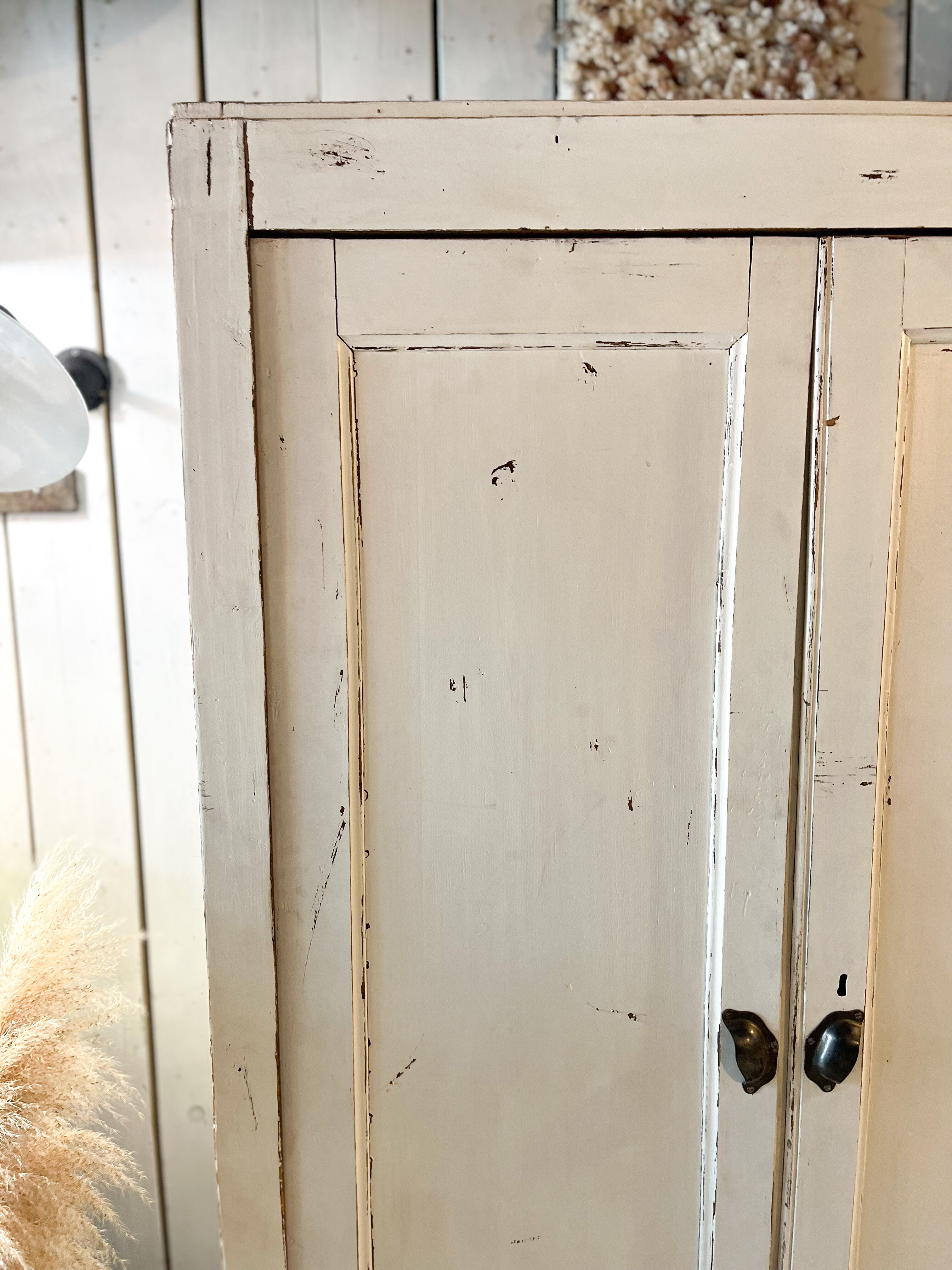 Armoire parisienne patine blanche
