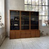 Mahey bookcase in elm and XXL brass