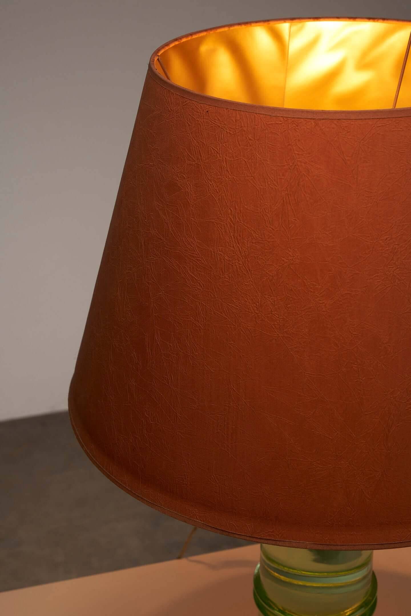 Lampe de table en verre avec abat-jour orange