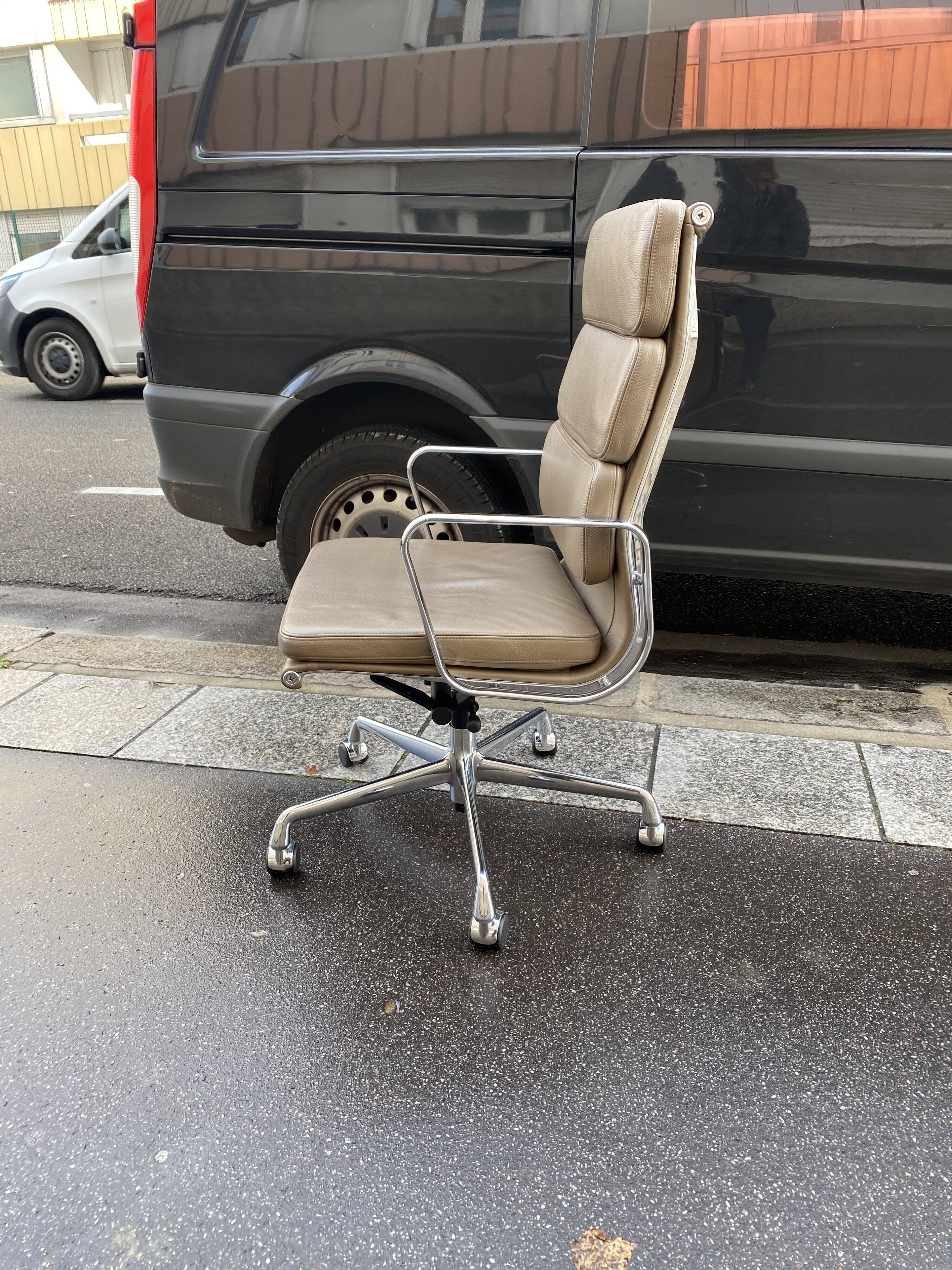 Armchair Charles and Ray Eames ea 219 edition Vitra taupe leather